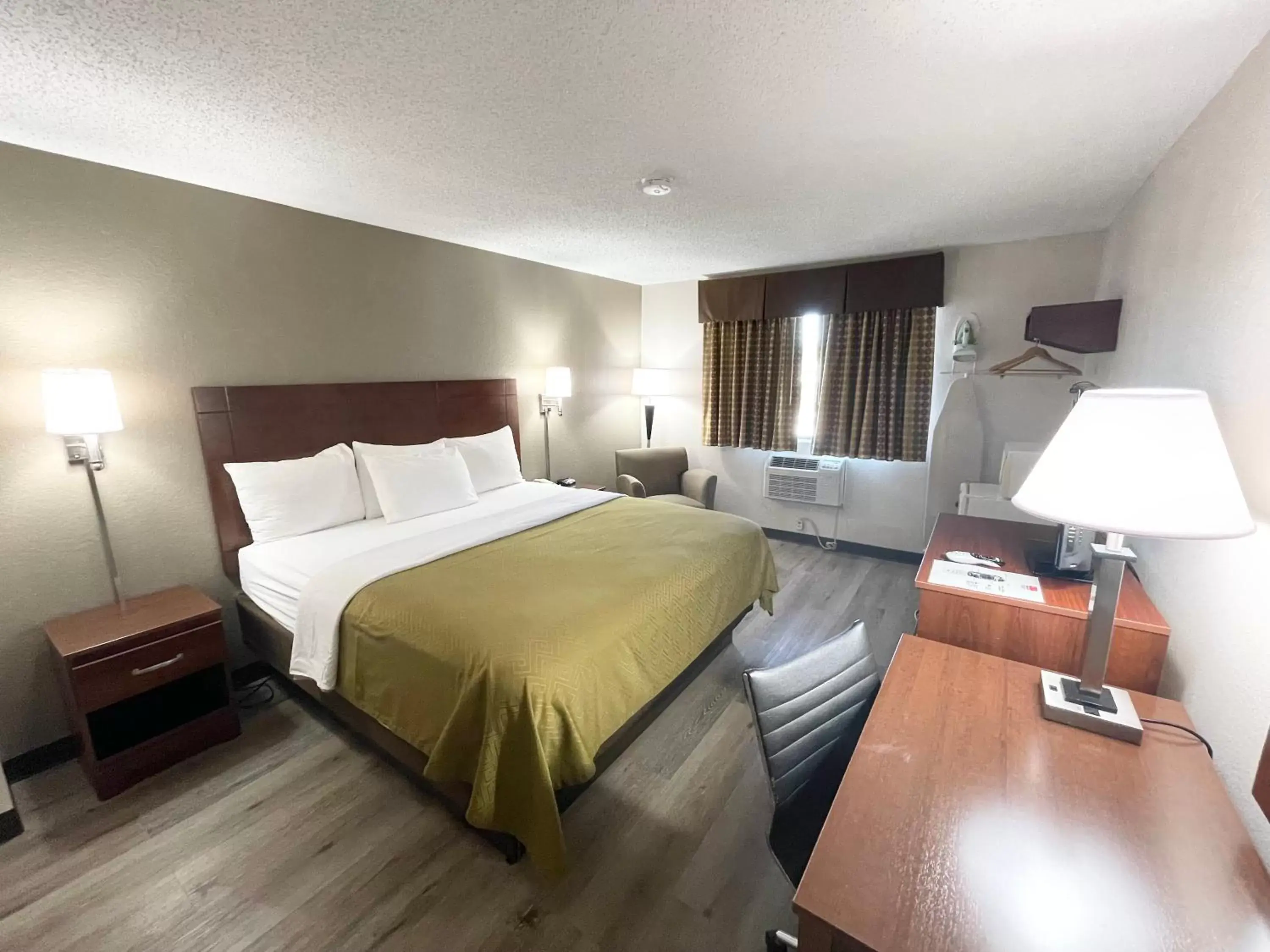 King Room - Non-Smoking in Econo Lodge Cartersville-Emerson Lake Point King Room - Non-Smoking in Econo Lodge Cartersville-Emerson Lake Point