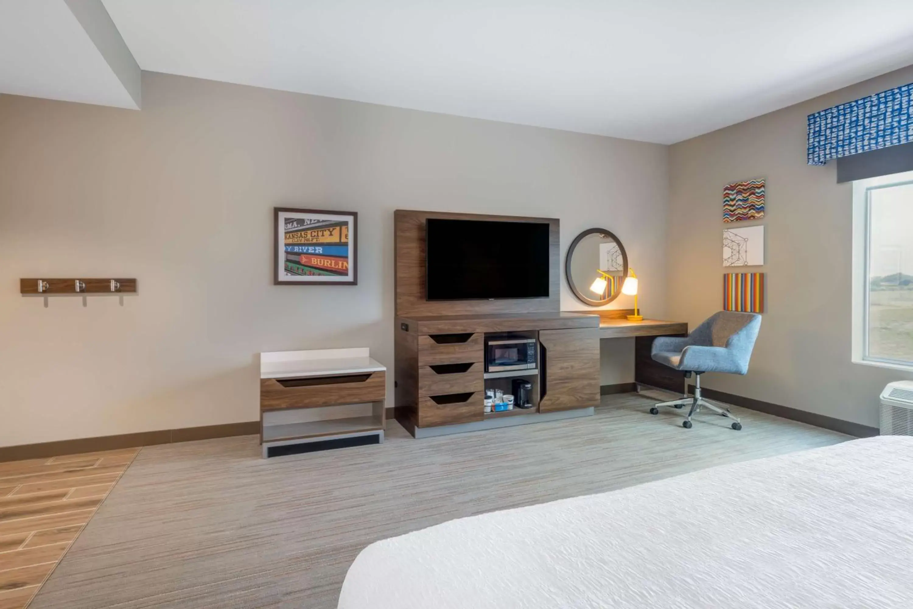 King Room with Bath Tub - Mobility and Hearing Access in Hampton Inn Kansas City Southeast, Mo King Room with Bath Tub - Mobility and Hearing Access in Hampton Inn Kansas City Southeast, Mo