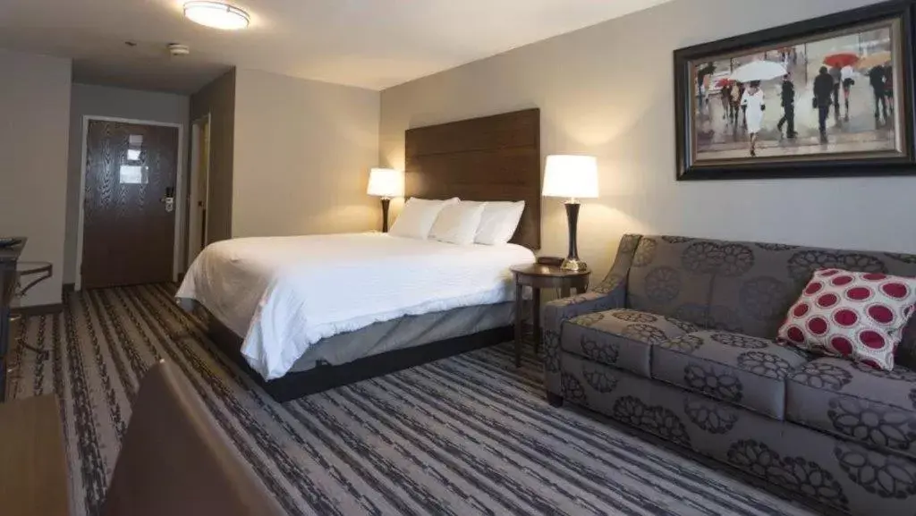 Deluxe King Room in Colonial Hotel Deluxe King Room in Colonial Hotel