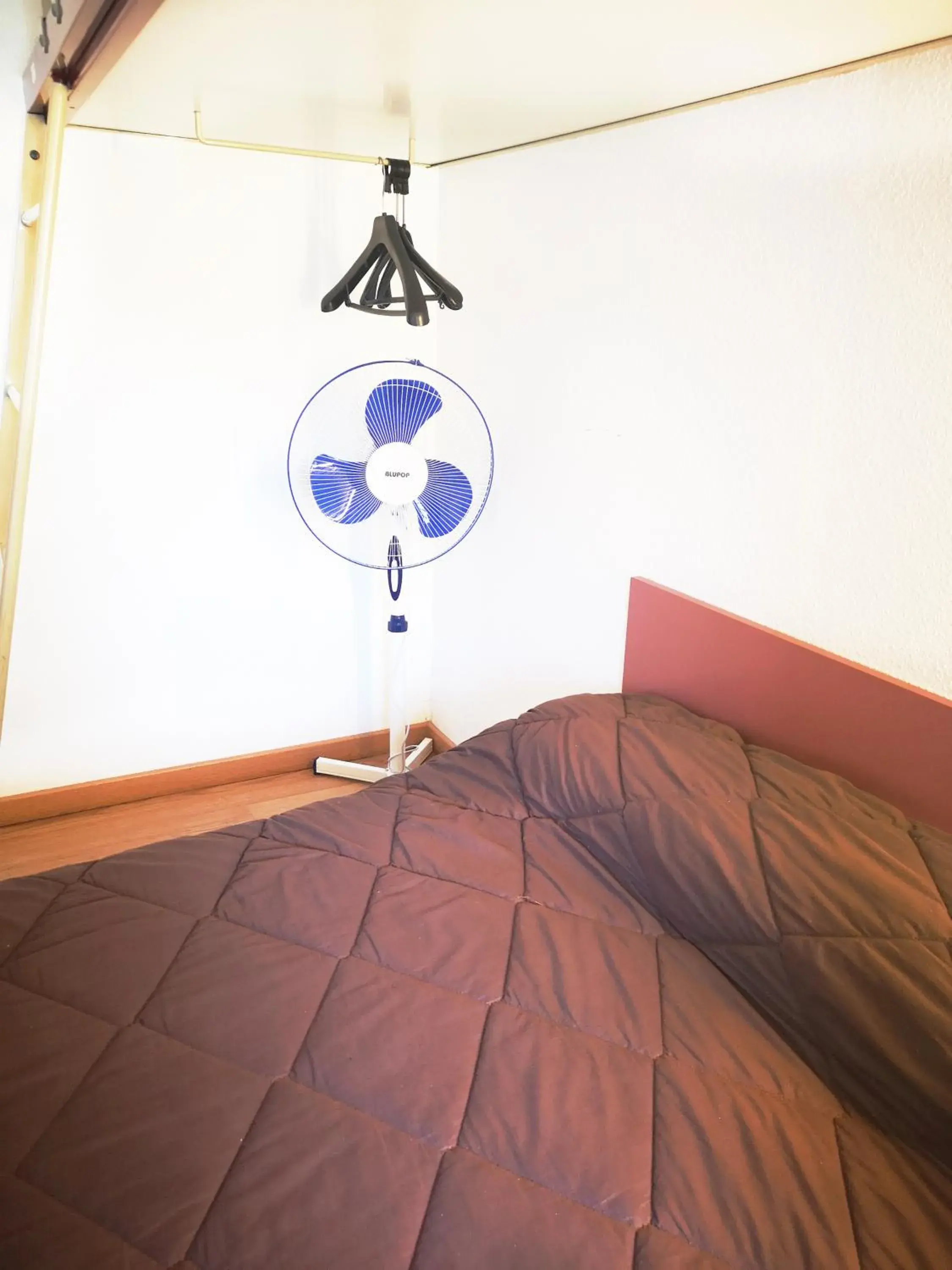 Economy Single Room with Shared Bathroom and Toilet in Lemon Hotel Ch Futuroscope Economy Single Room with Shared Bathroom and Toilet in Lemon Hotel Ch Futuroscope