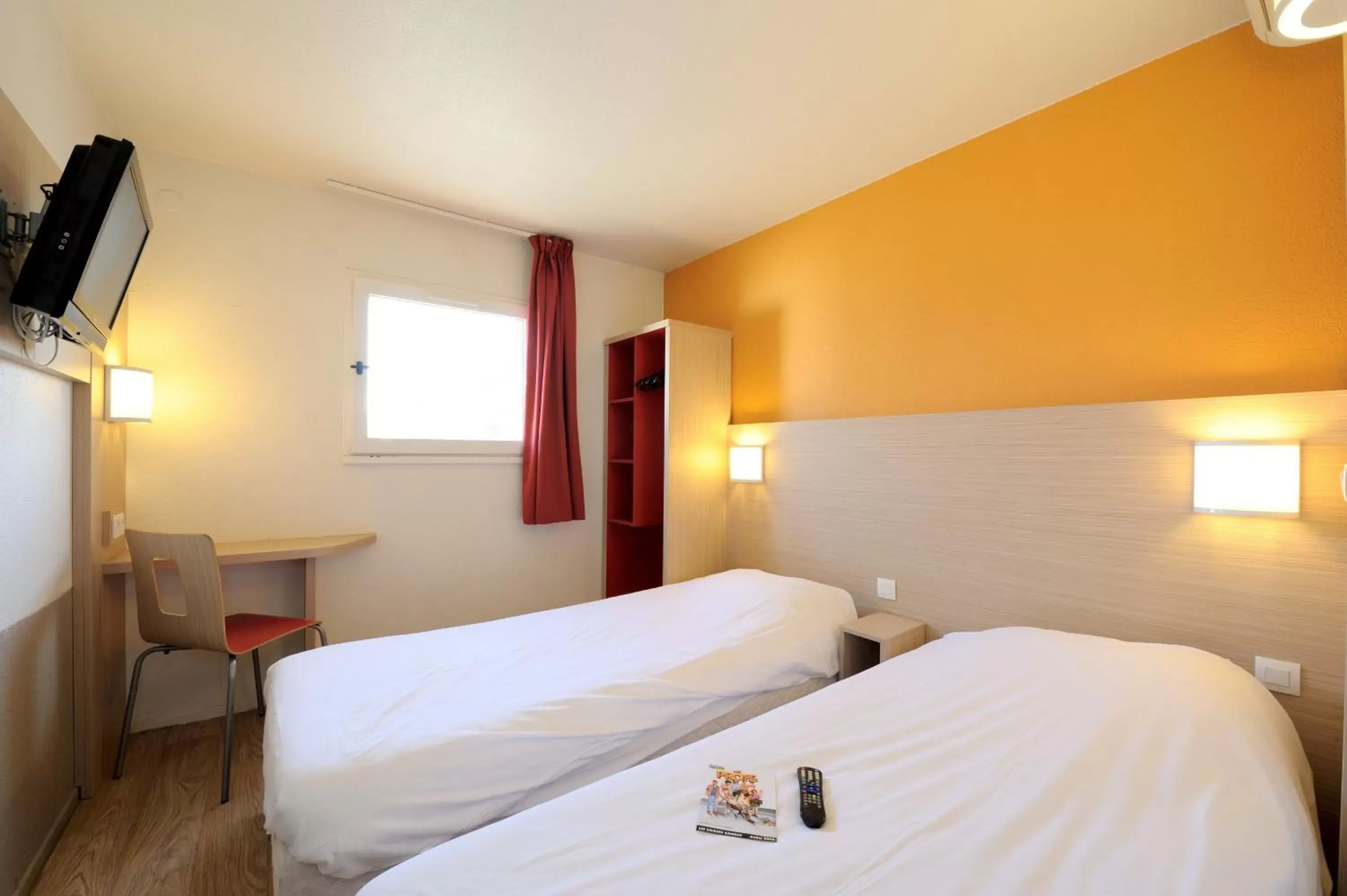 Twin Room with Shower in Hôtel Kennedy Parc des Expositions Twin Room with Shower in Hôtel Kennedy Parc des Expositions