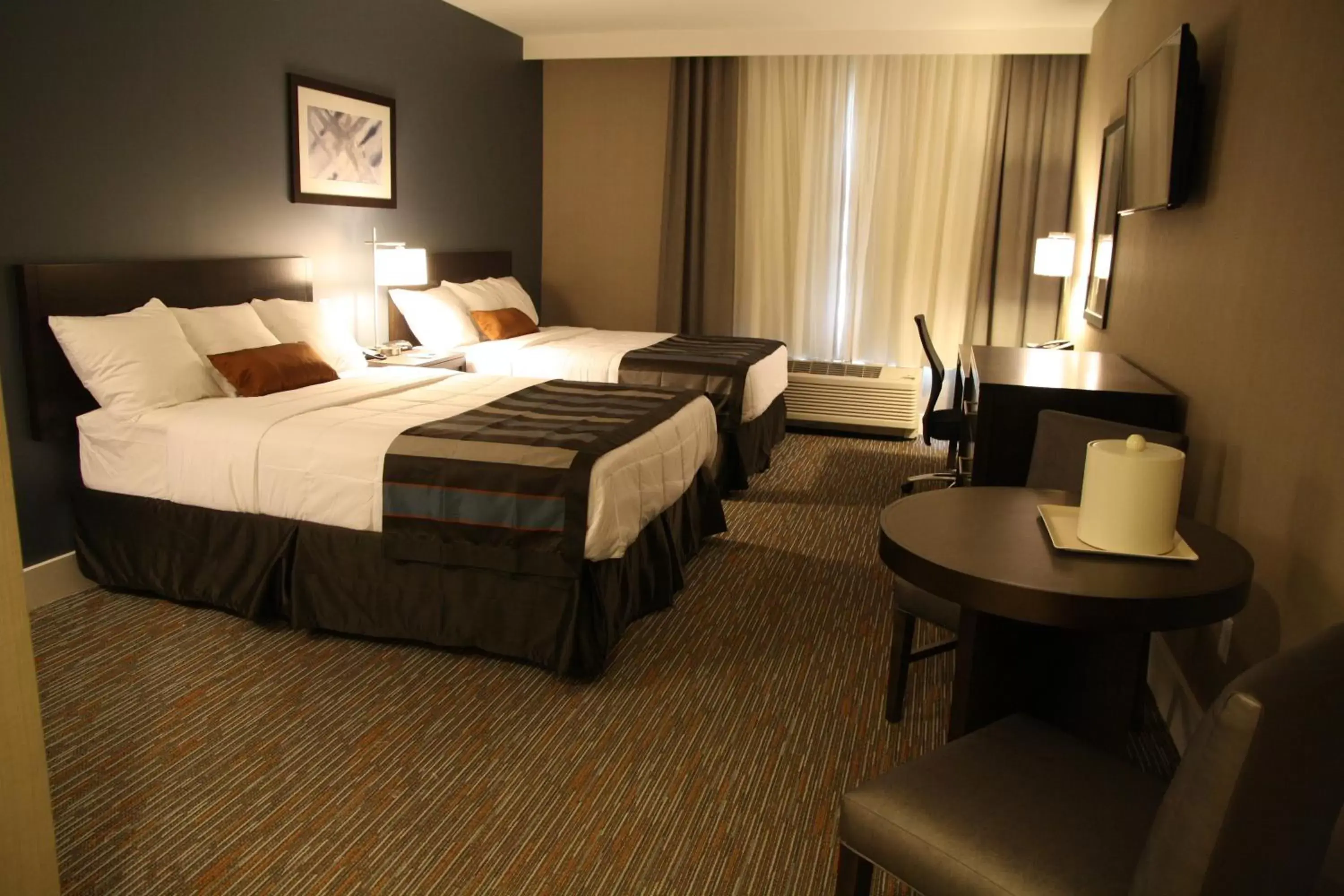 Deluxe Queen Room with Two Queen Beds and Bath Tub - Mobility/Hearing Accessible - Non-Smoking in Wingate by Wyndham Niagara Falls Deluxe Queen Room with Two Queen Beds and Bath Tub - Mobility/Hearing Accessible - Non-Smoking in Wingate by Wyndham Niagara Falls