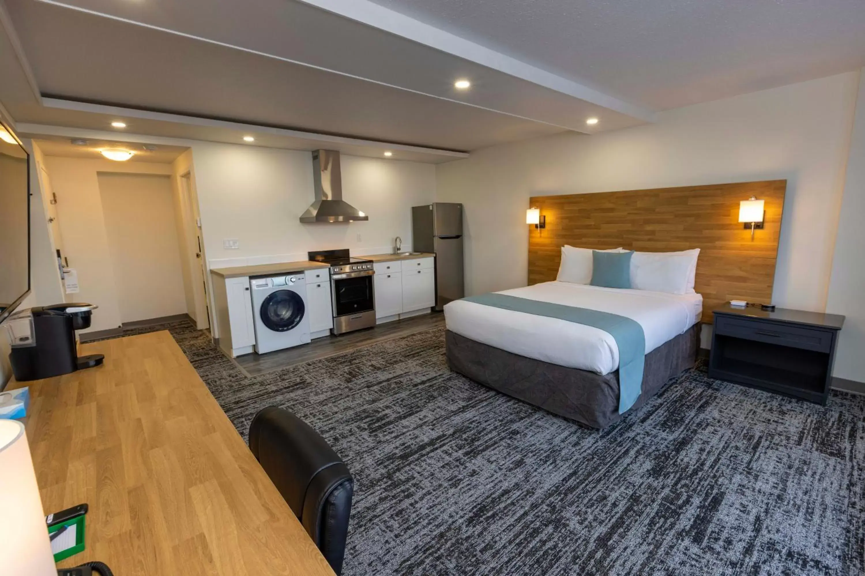 Signature Queen Room with Full Kitchen/Laundry in Highliner Hotel Signature Queen Room with Full Kitchen/Laundry in Highliner Hotel