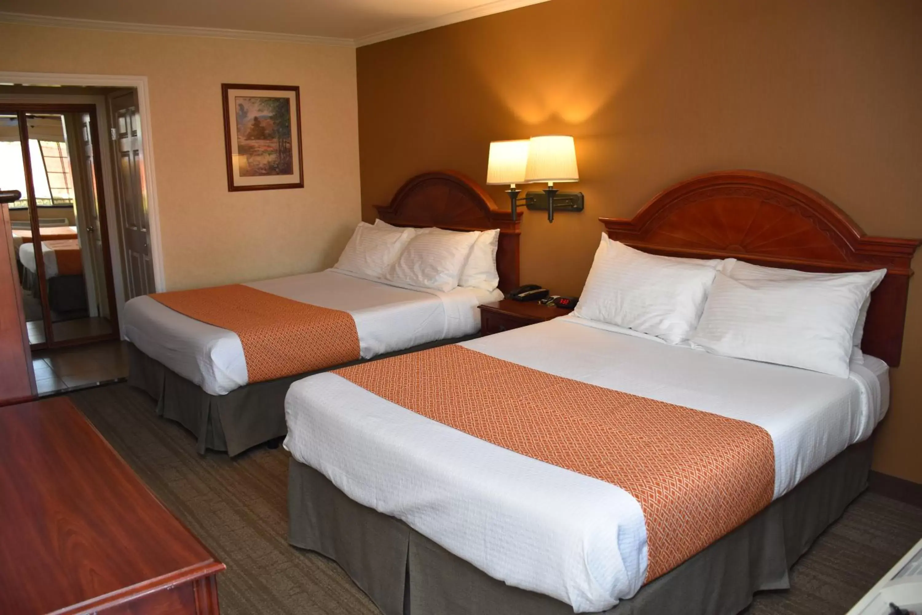 Deluxe Double Queen Room in Dynasty Suites Redlands Deluxe Double Queen Room in Dynasty Suites Redlands