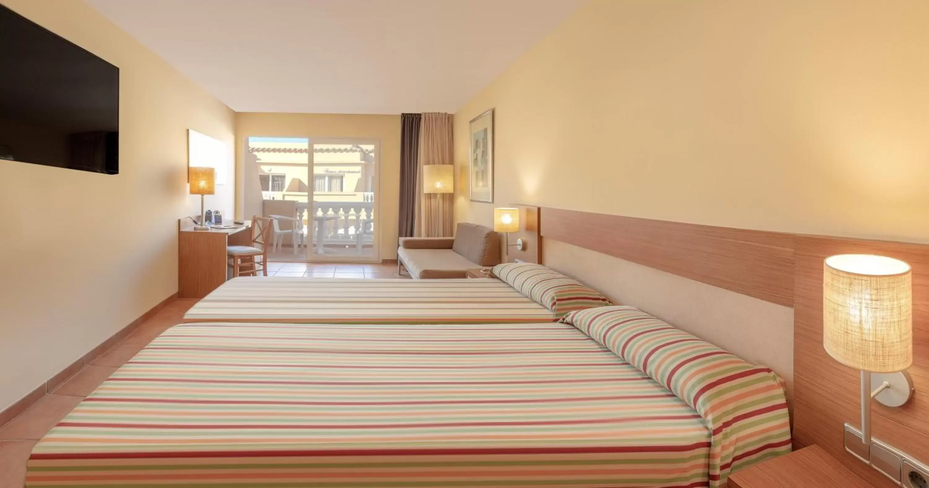 Twin Room with Side Sea View in Hotel RH Casablanca Suites Twin Room with Side Sea View in Hotel RH Casablanca Suites