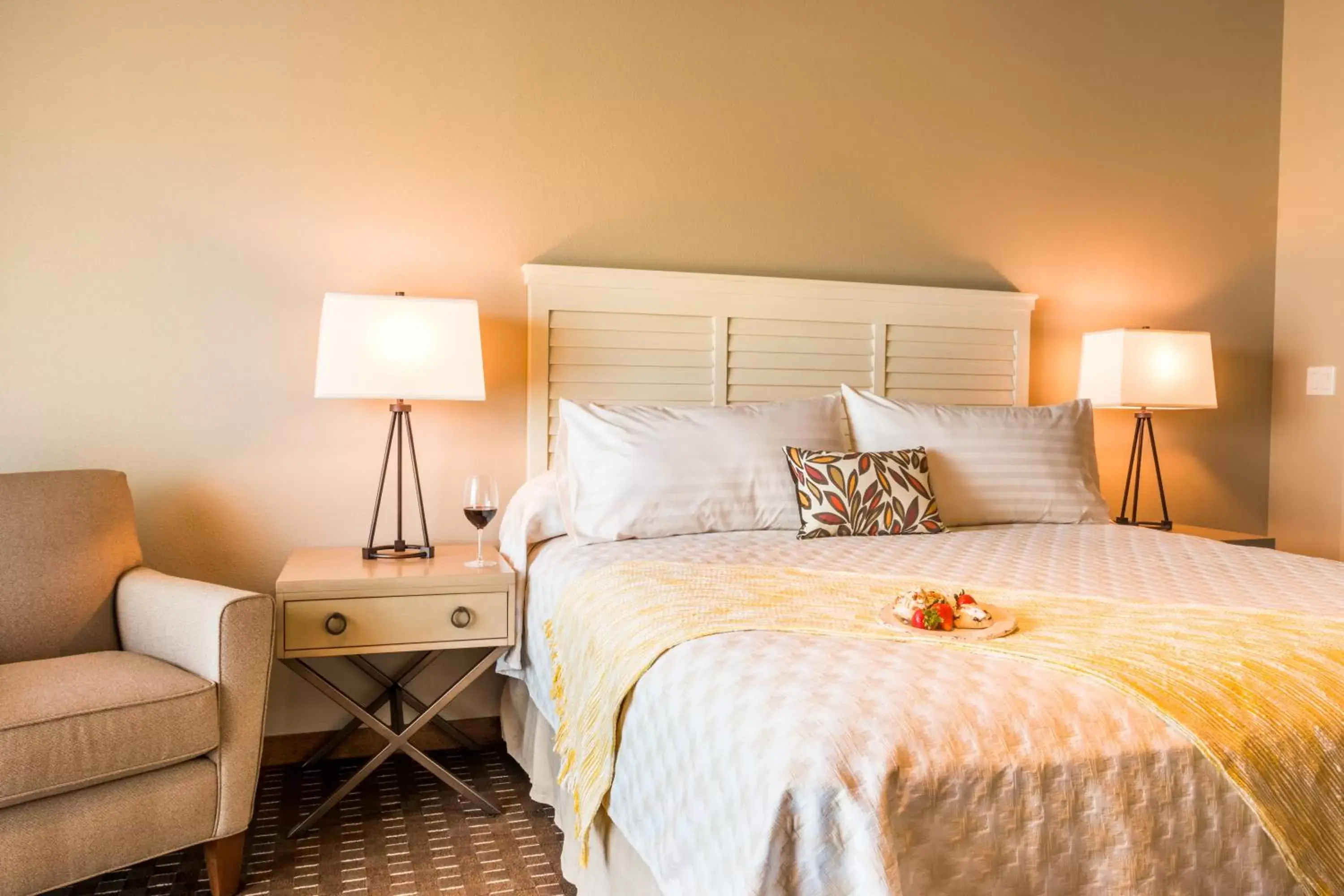 Corner Riverfront King in The Lodge at Columbia Point Corner Riverfront King in The Lodge at Columbia Point