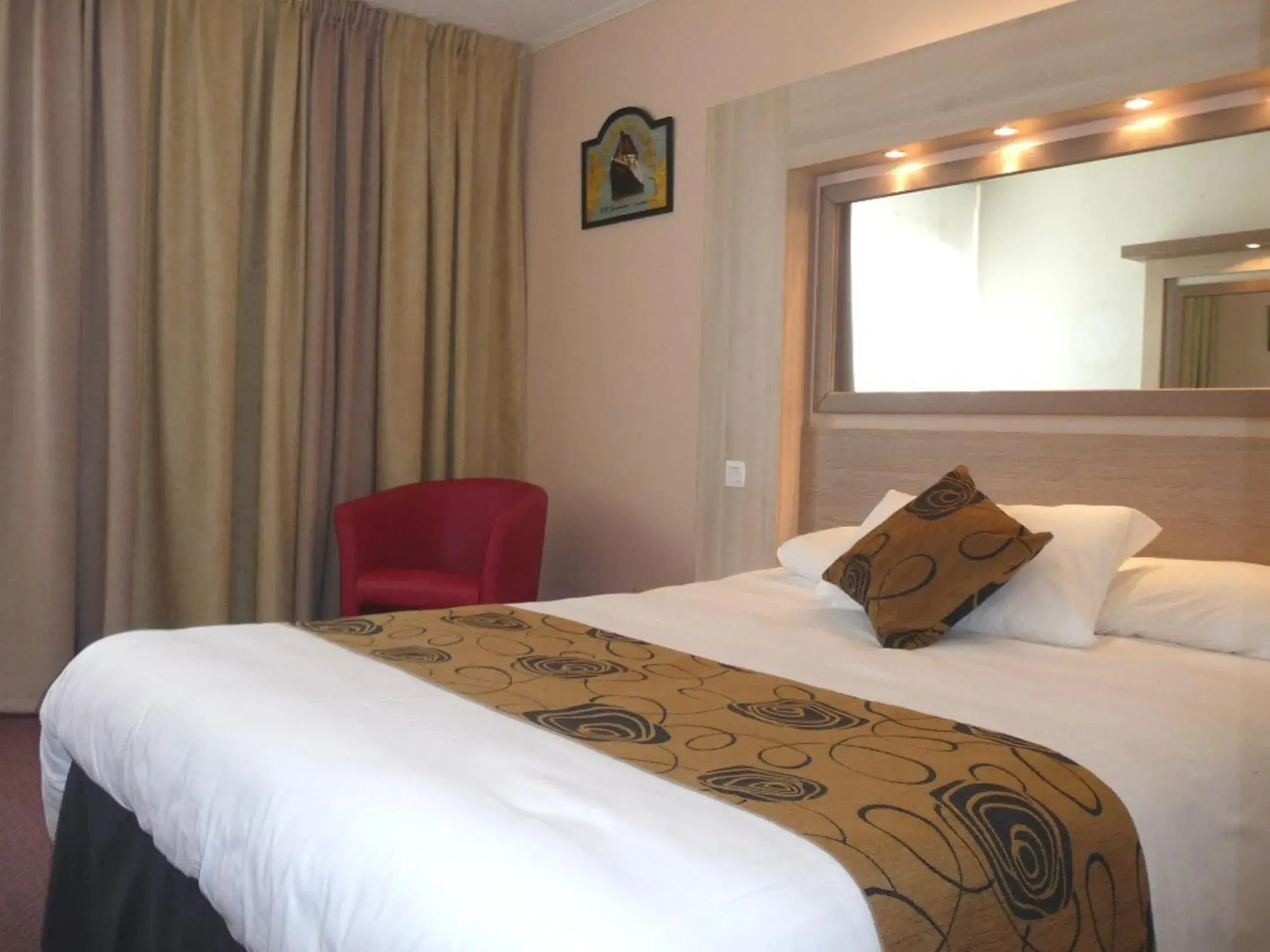 Traditional Double Room in The Originals Boutique, Hôtel Aquilon, Saint-Nazaire Traditional Double Room in The Originals Boutique, Hôtel Aquilon, Saint-Nazaire