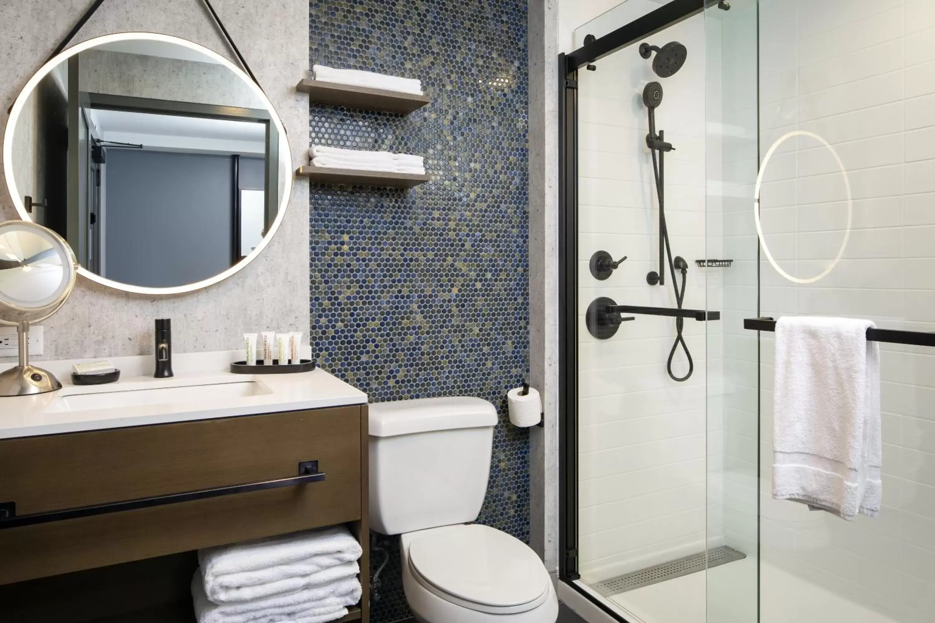 King Room - Hearing Accessible - Non-Smoking in Hotel Indigo Chattanooga - Downtown, an IHG Hotel King Room - Hearing Accessible - Non-Smoking in Hotel Indigo Chattanooga - Downtown, an IHG Hotel