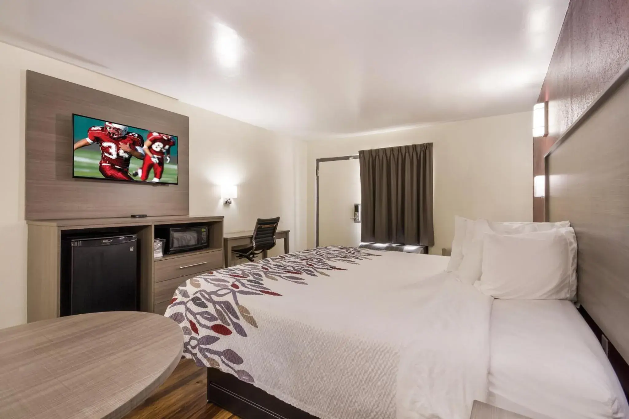 Deluxe King Room with One King Bed - Non-Smoking in Red Roof Inn Crestview Deluxe King Room with One King Bed - Non-Smoking in Red Roof Inn Crestview