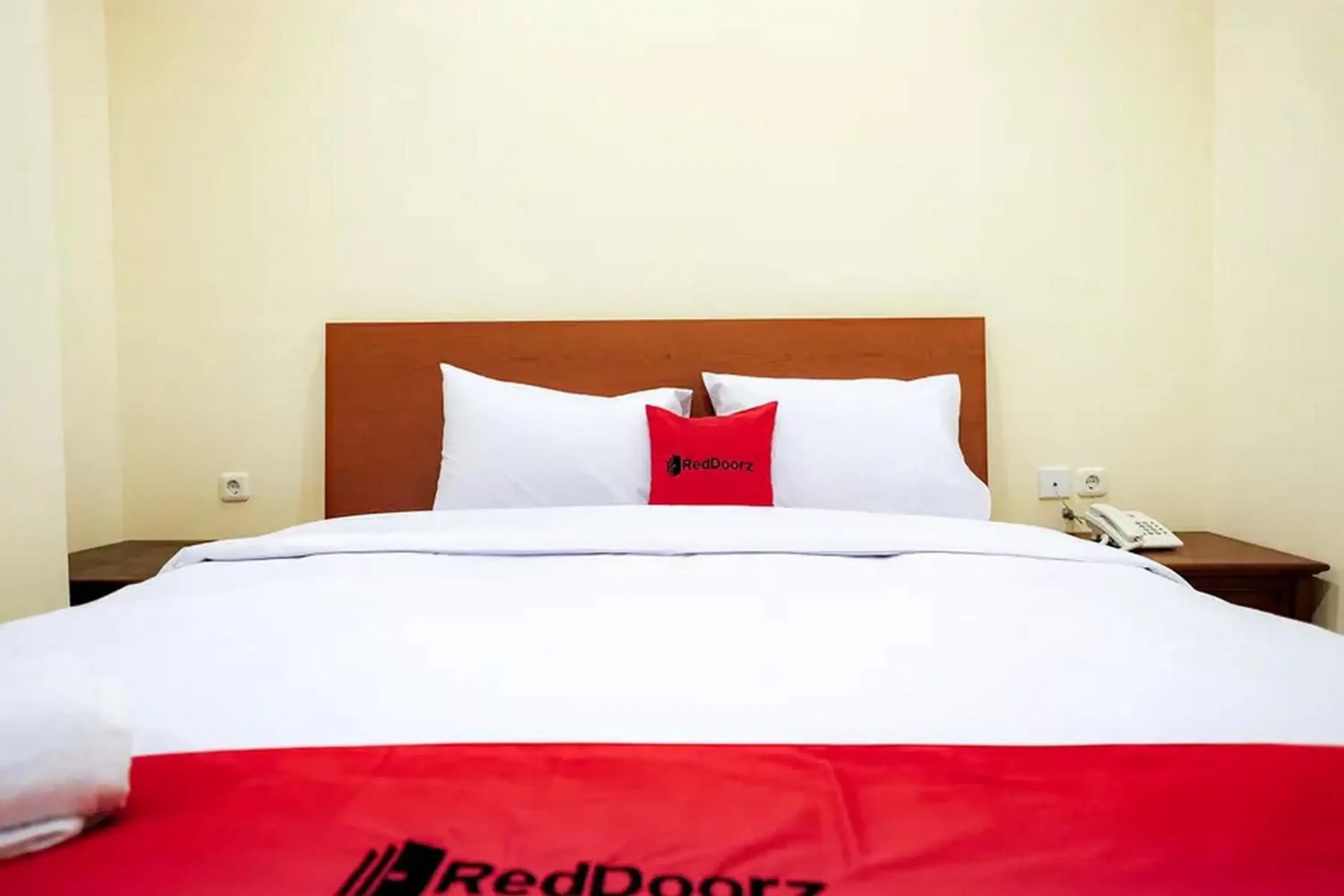Bed in RedDoorz Plus near Plaza Blok M Bed in RedDoorz Plus near Plaza Blok M