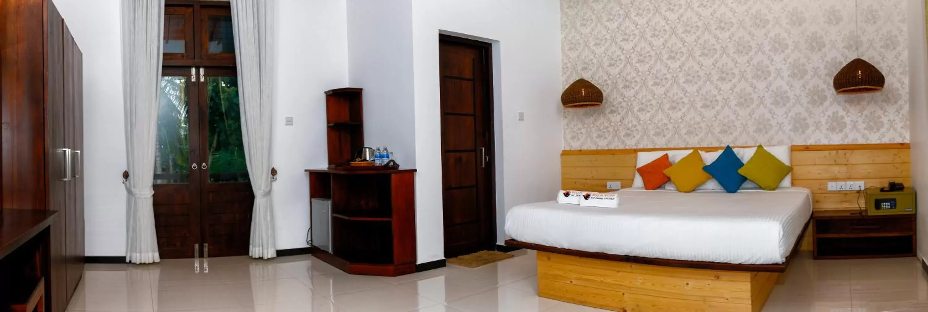 Queen Room with Pool View in Hotel Bella Vista Queen Room with Pool View in Hotel Bella Vista