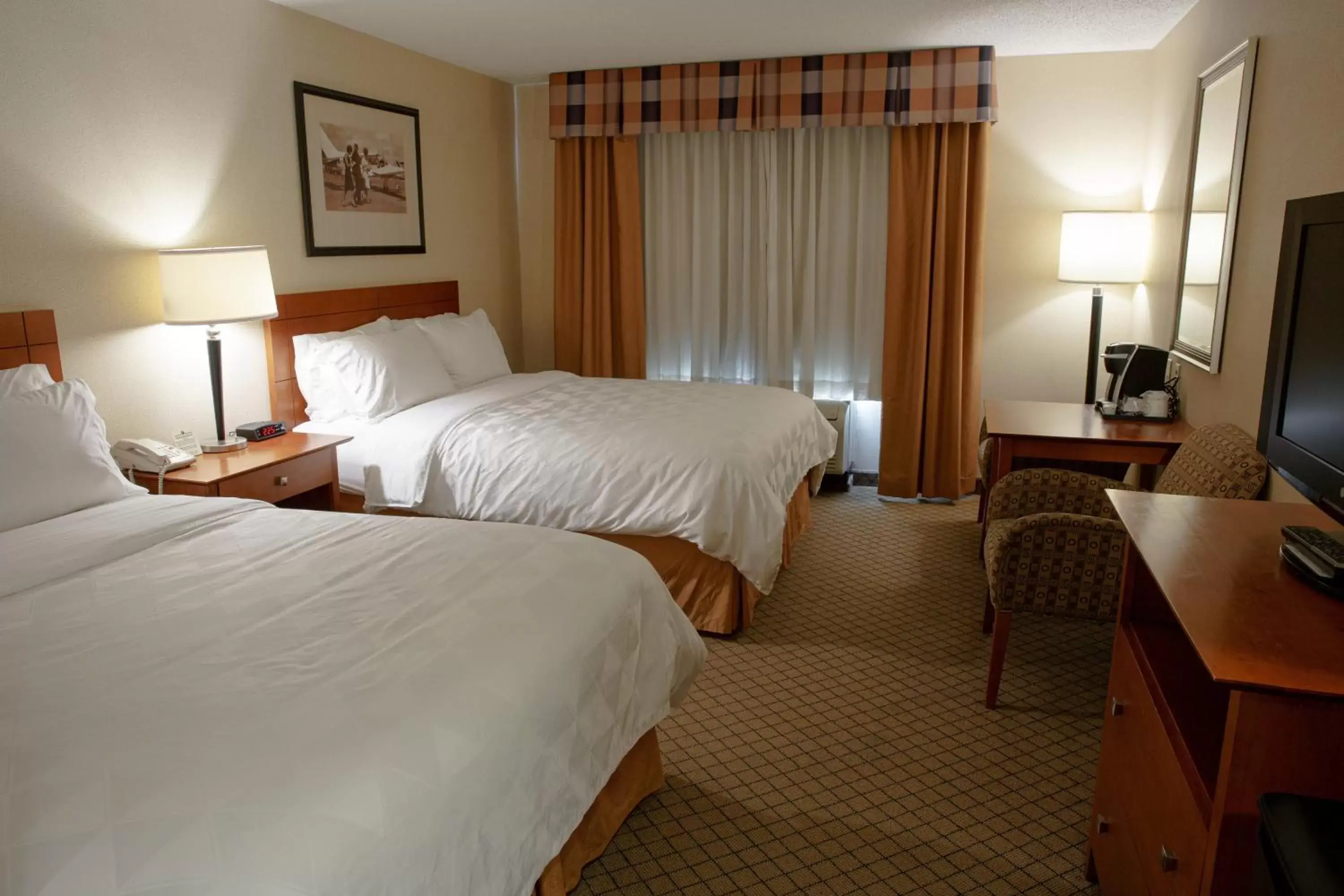 Queen Deluxe Room in Holiday Inn Battle Creek by IHG Queen Deluxe Room in Holiday Inn Battle Creek by IHG