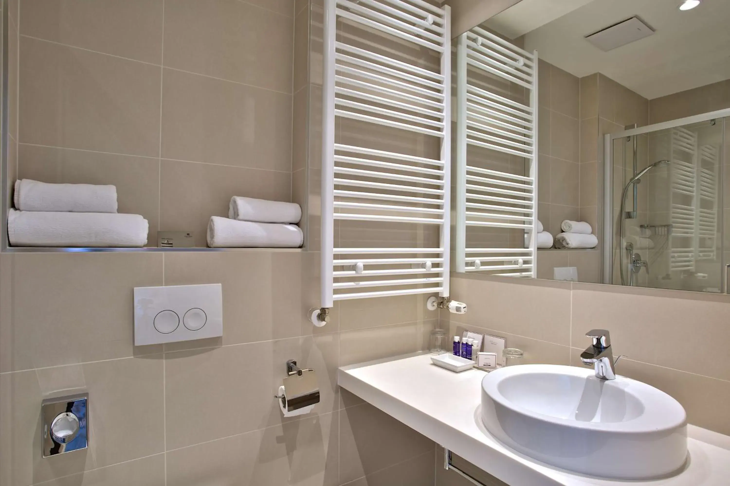 Superior Double or Twin Room in Park Plaza Belvedere Medulin Superior Double or Twin Room in Park Plaza Belvedere Medulin