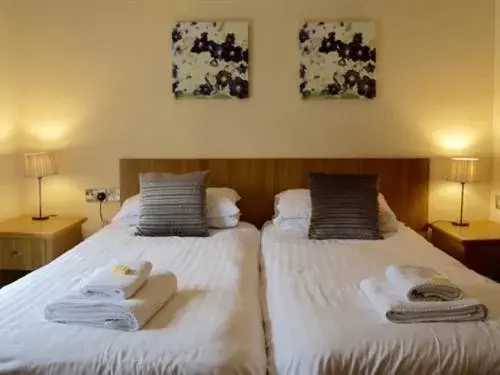 Twin Room with Shower in The George Twin Room with Shower in The George