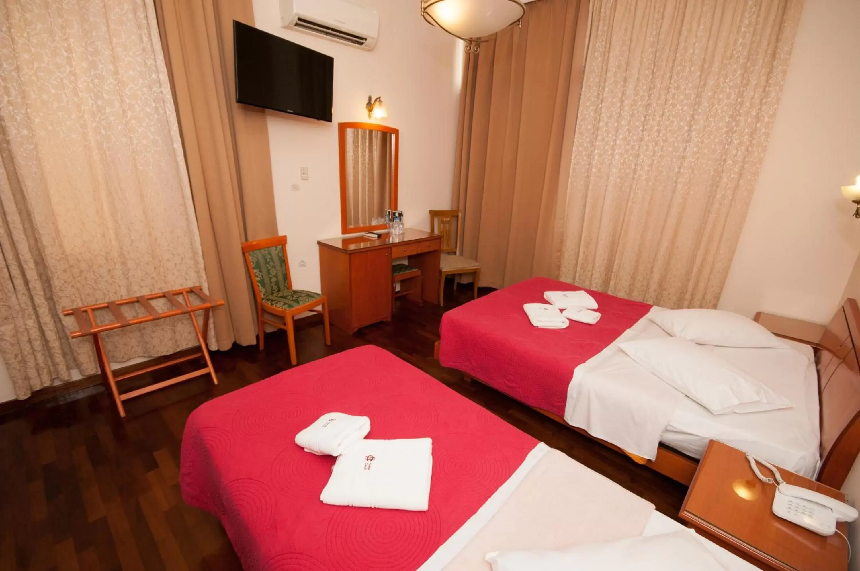 Triple Room in Cecil Hotel Triple Room in Cecil Hotel