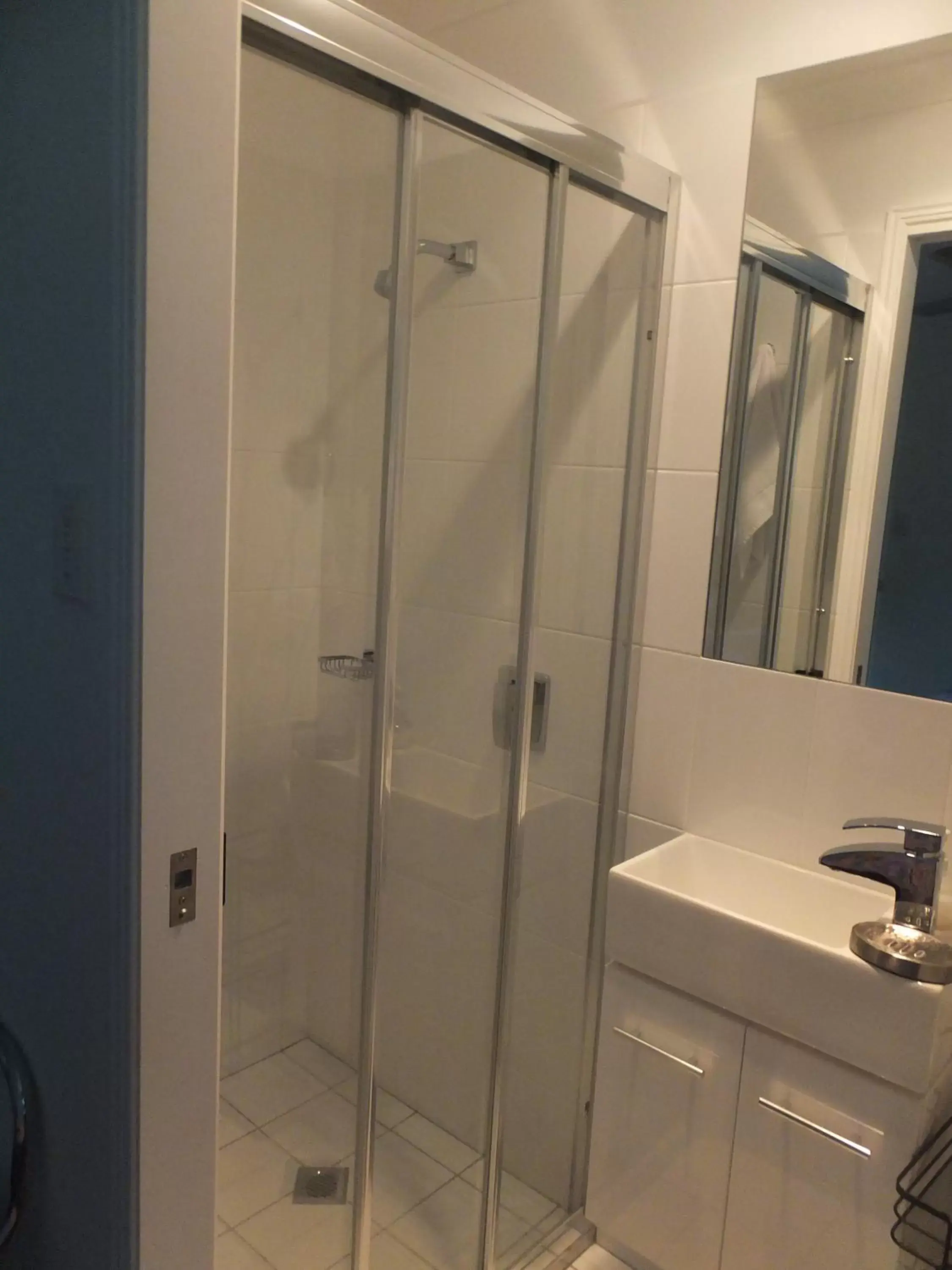 Standard Queen Room in Torquay Terrace Bed & Breakfast Standard Queen Room in Torquay Terrace Bed & Breakfast