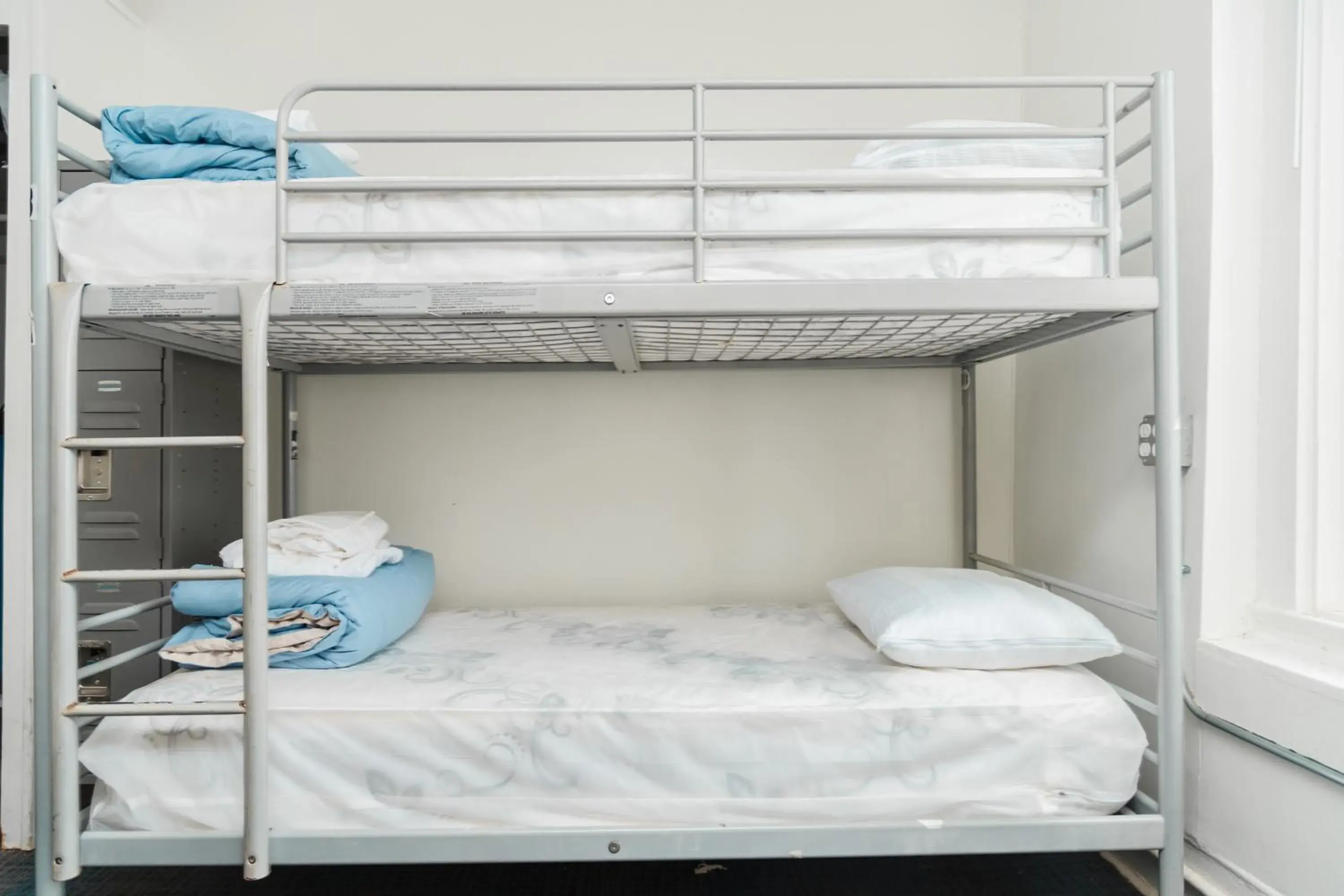 Bed in 4-Bed Mixed Dormitory Room in ITH Surf City Hostel Hermosa Beach Bed in 4-Bed Mixed Dormitory Room in ITH Surf City Hostel Hermosa Beach