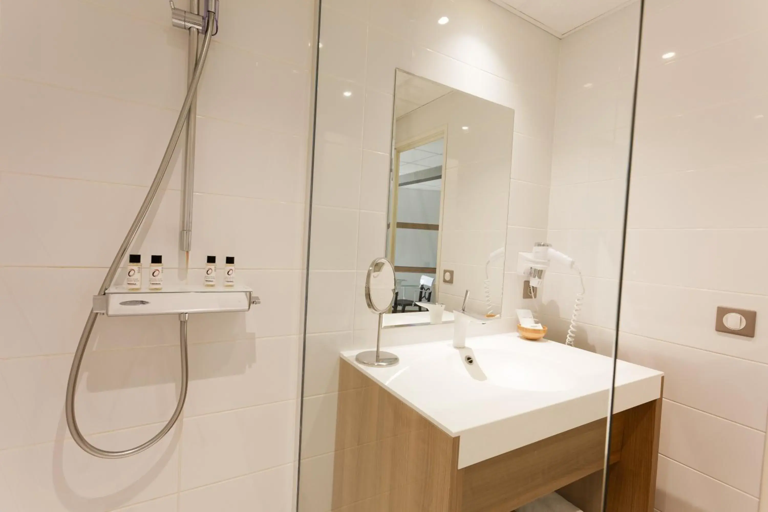 Standard Triple Room view court in The Originals Boutique, Hôtel Neptune, Montpellier Sud Standard Triple Room view court in The Originals Boutique, Hôtel Neptune, Montpellier Sud