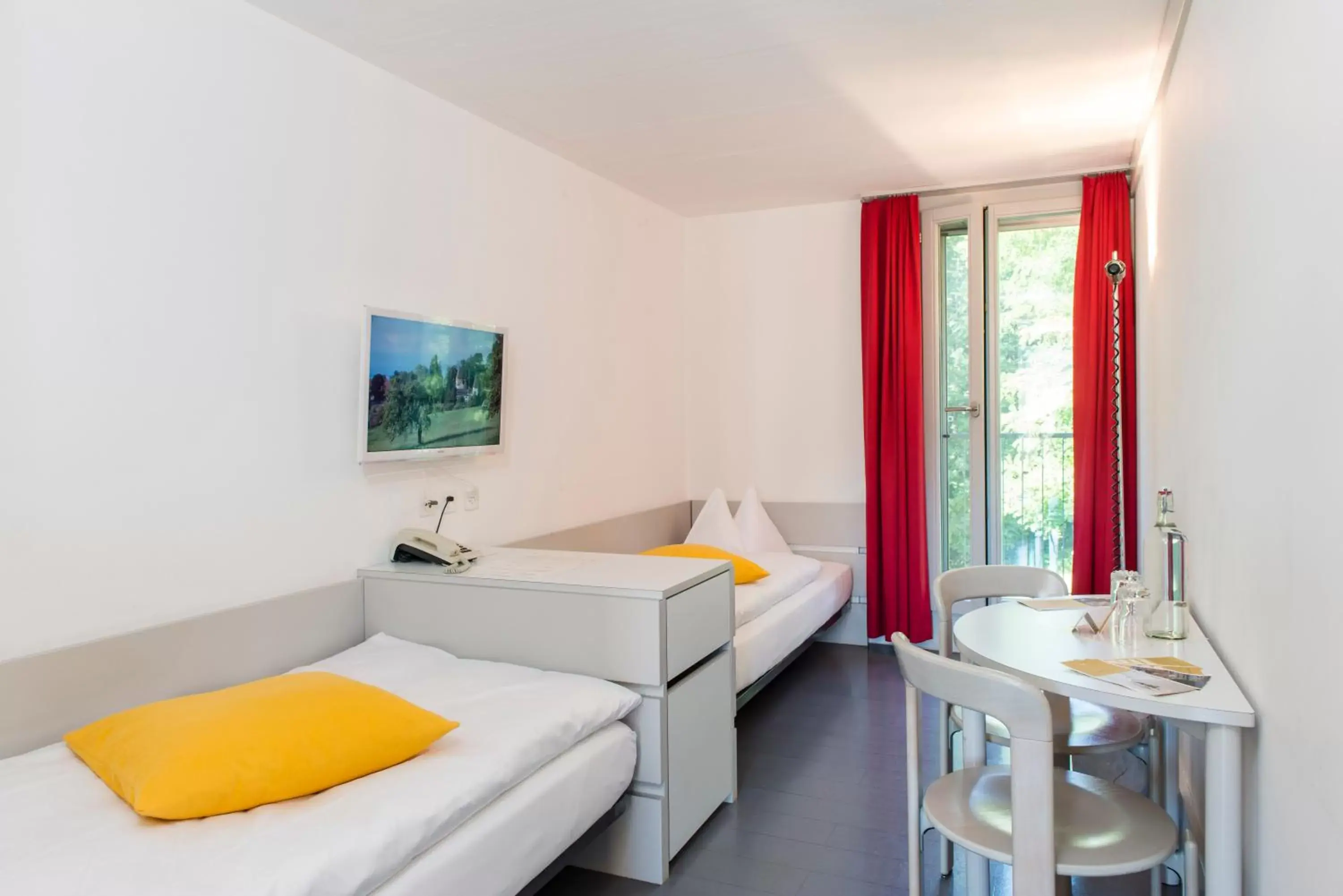 Double Room with 2 Single Beds - single occupancy in Schloss Münchenwiler Double Room with 2 Single Beds - single occupancy in Schloss Münchenwiler