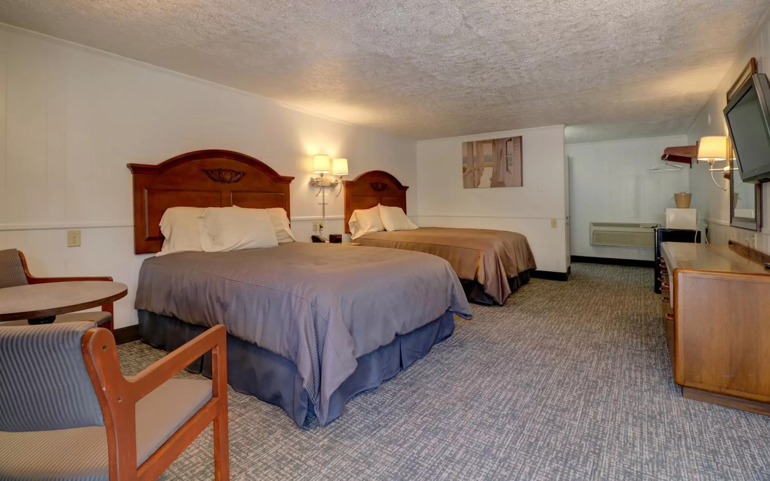 Queen Room with Two Queen Beds - Non-Smoking in Sanfordinn Queen Room with Two Queen Beds - Non-Smoking in Sanfordinn