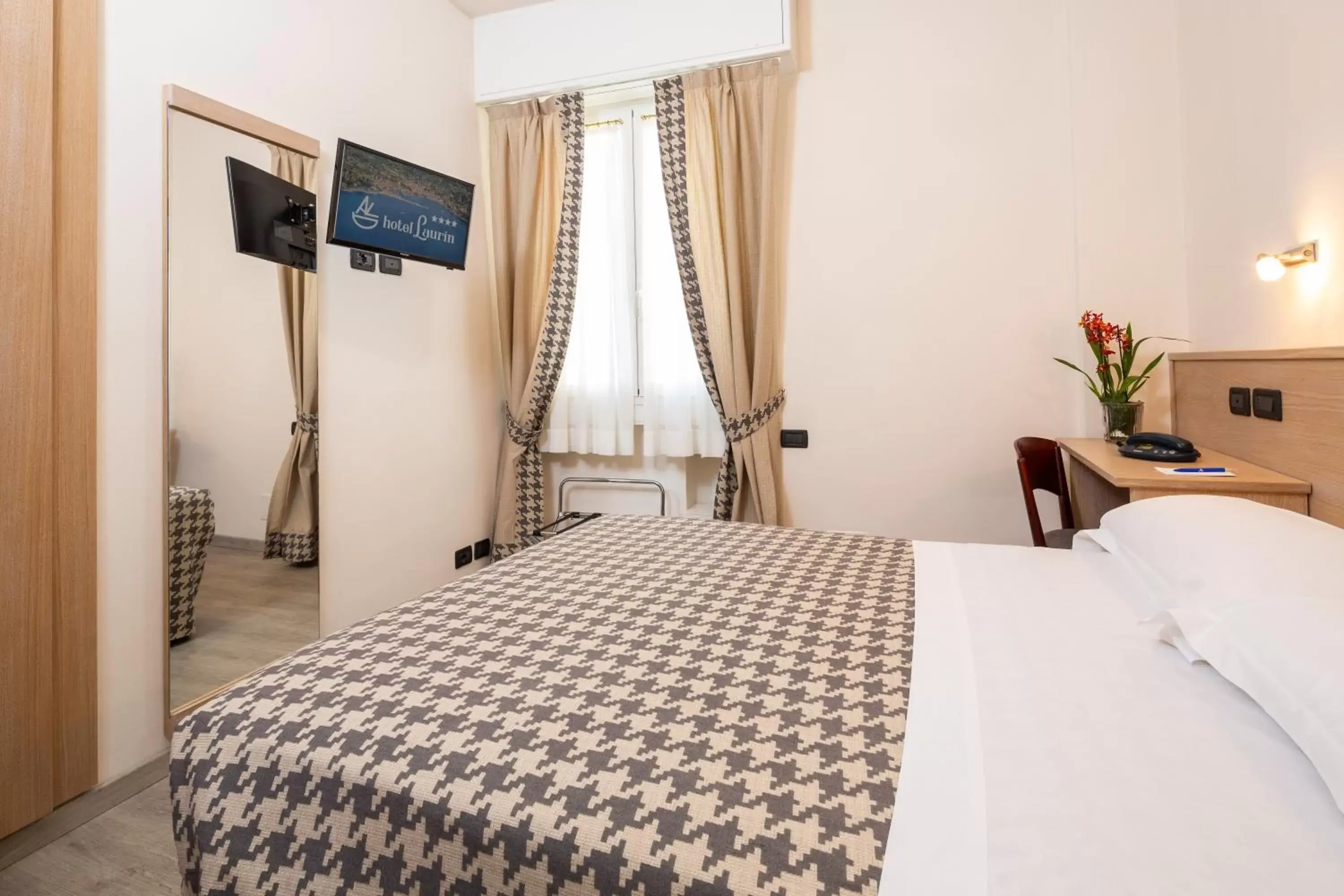 Single Room in Hotel Laurin Single Room in Hotel Laurin