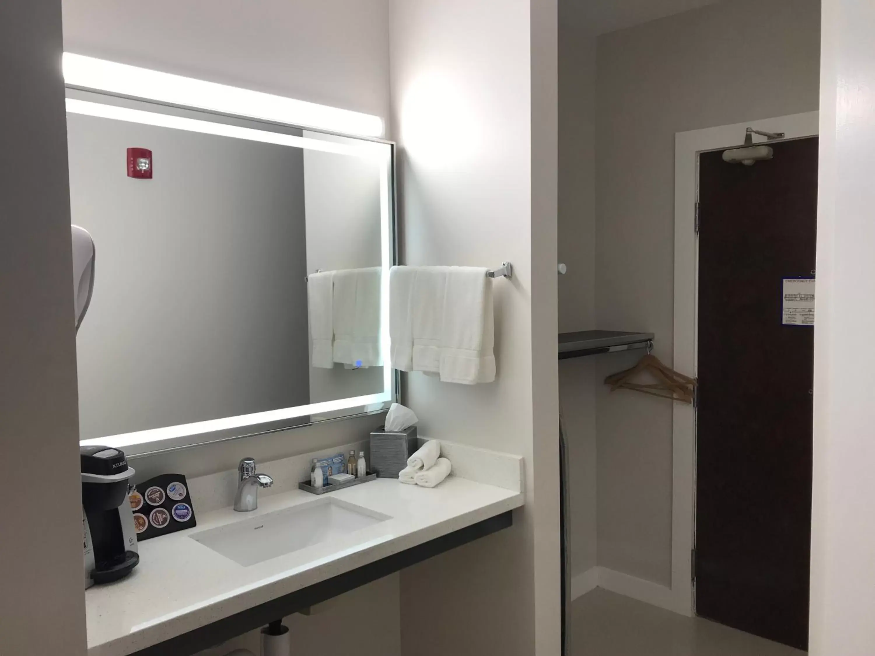 King Room with Mobility/Hearing Impaired Access - Non-Smoking in HoM, A Trademark Collection Hotel King Room with Mobility/Hearing Impaired Access - Non-Smoking in HoM, A Trademark Collection Hotel