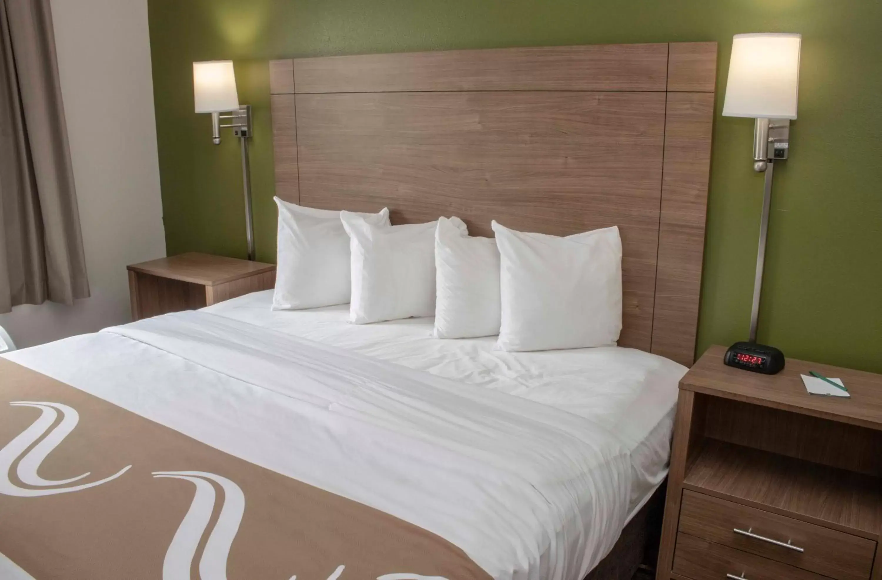 Business King Suite - Accessible/Non-Smoking in Quality Suites Lake Wright Norfolk Airport Business King Suite - Accessible/Non-Smoking in Quality Suites Lake Wright Norfolk Airport