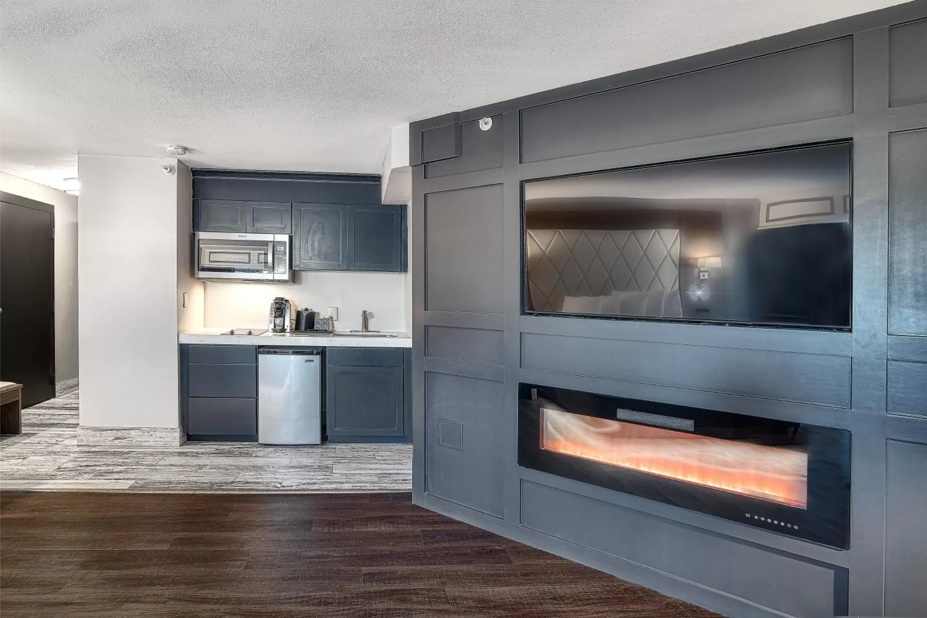 King Suite with Sofa Bed - Non-Smoking in Grand Hilton Head Inn, Ascend Hotel Collection King Suite with Sofa Bed - Non-Smoking in Grand Hilton Head Inn, Ascend Hotel Collection