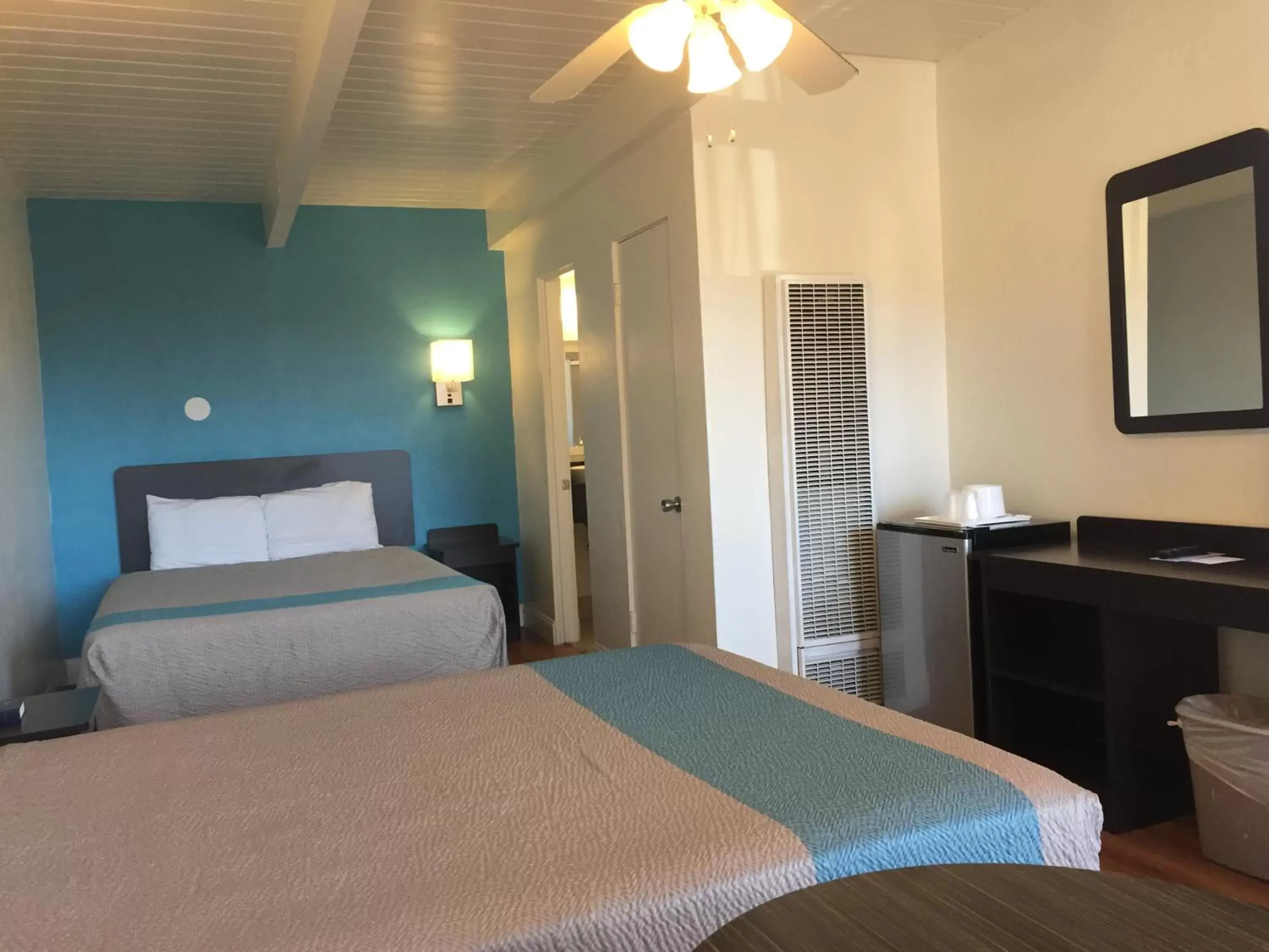 Queen Room with Two Queen Beds - Non-Smoking in Motel 6 Pismo Beach CA Pacific Ocean Queen Room with Two Queen Beds - Non-Smoking in Motel 6 Pismo Beach CA Pacific Ocean