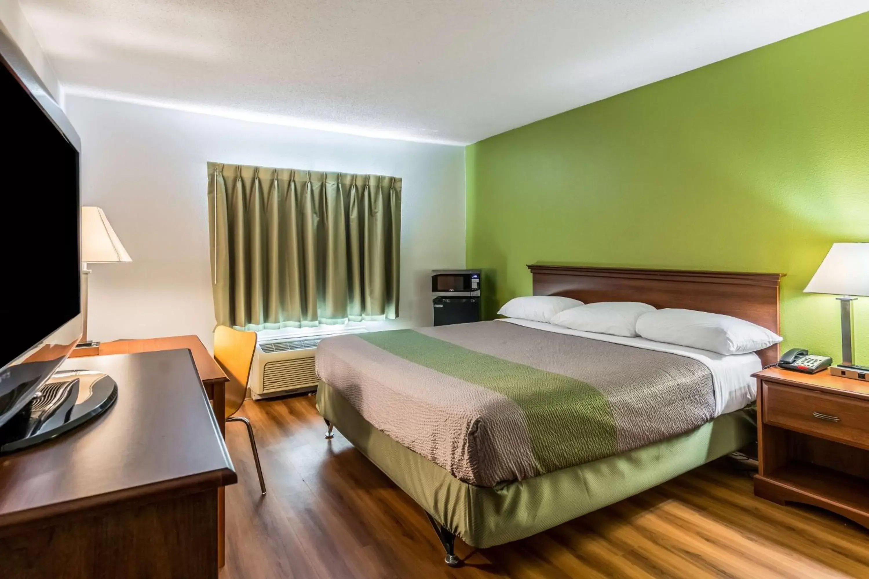 Deluxe King Room - Non-Smoking in Motel 6-Petersburg, VA - Fort Lee Deluxe King Room - Non-Smoking in Motel 6-Petersburg, VA - Fort Lee