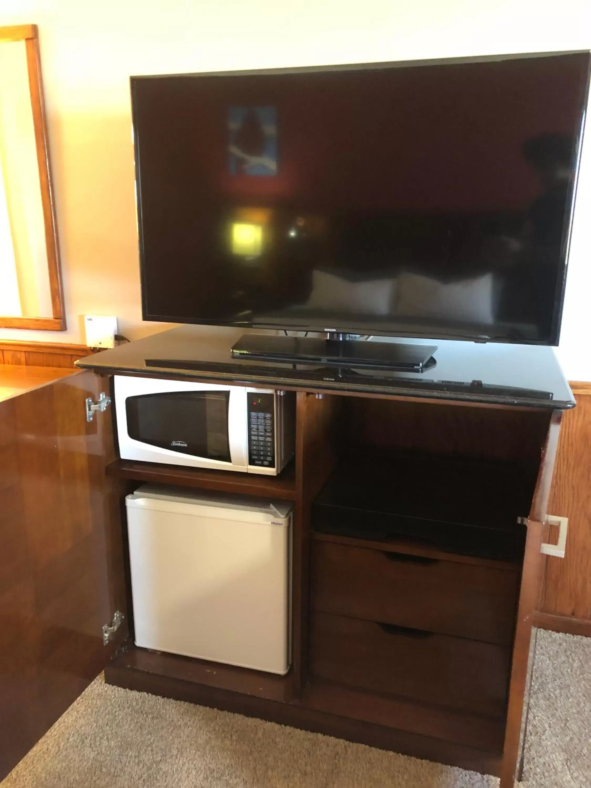 Deluxe King Suite in Viking Motel Deluxe King Suite in Viking Motel