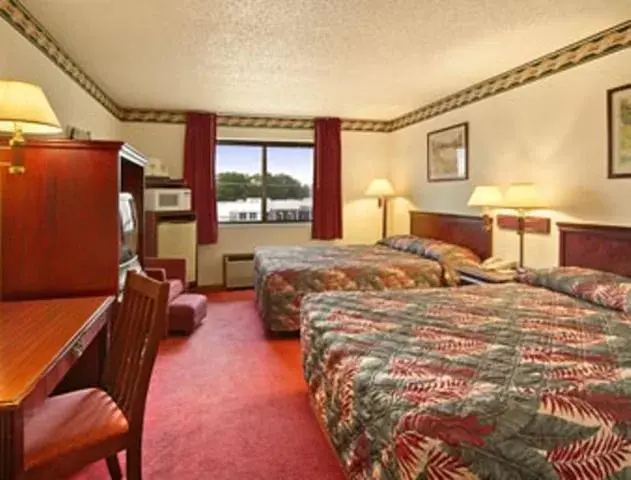 Queen Room with Two Queen Beds - Non-Smoking in Days Inn by Wyndham Mexico Queen Room with Two Queen Beds - Non-Smoking in Days Inn by Wyndham Mexico