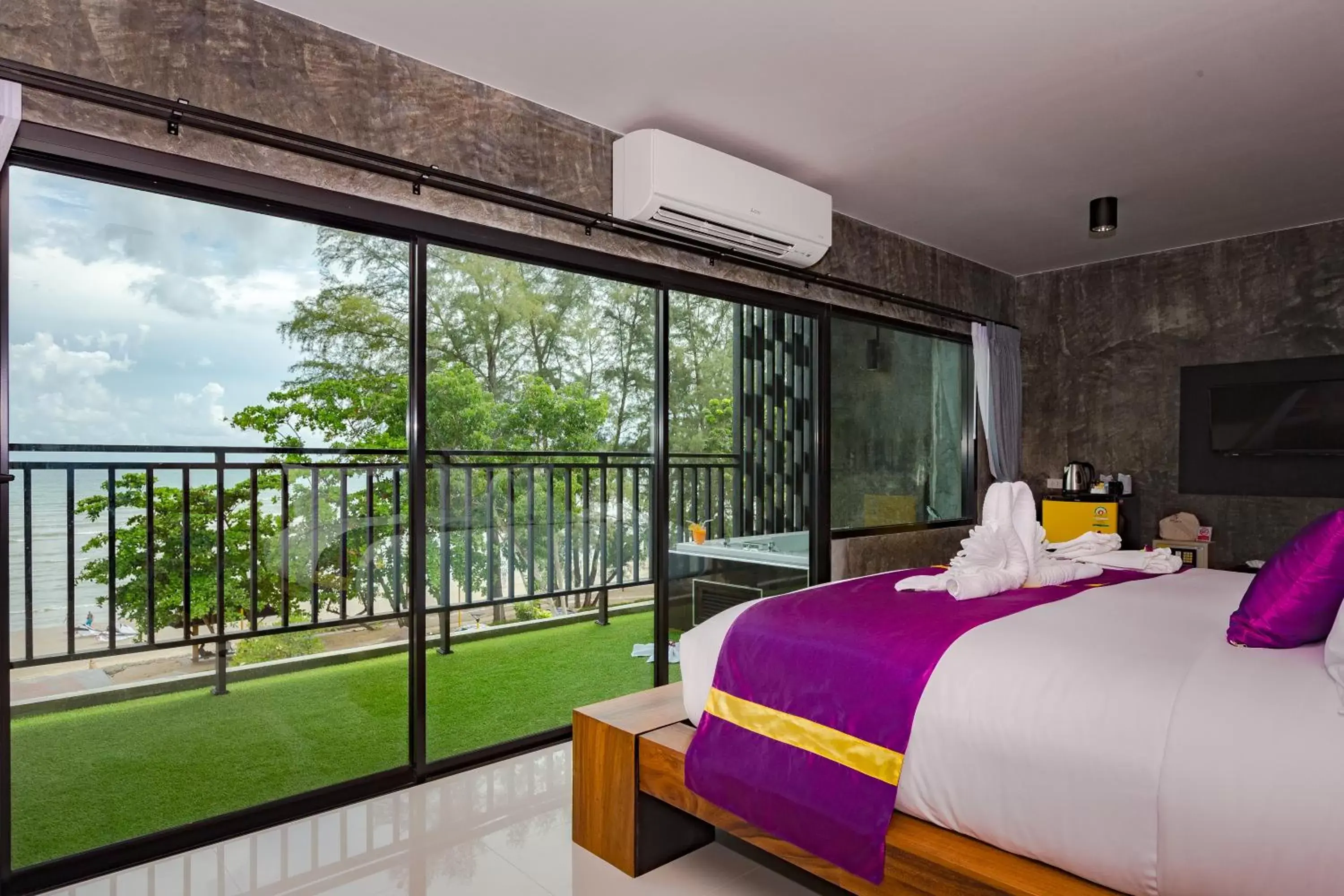 Grand Deluxe Double or Twin Room with Sea View in Maneetel Krabi Beachfront-SHA Plus Grand Deluxe Double or Twin Room with Sea View in Maneetel Krabi Beachfront-SHA Plus