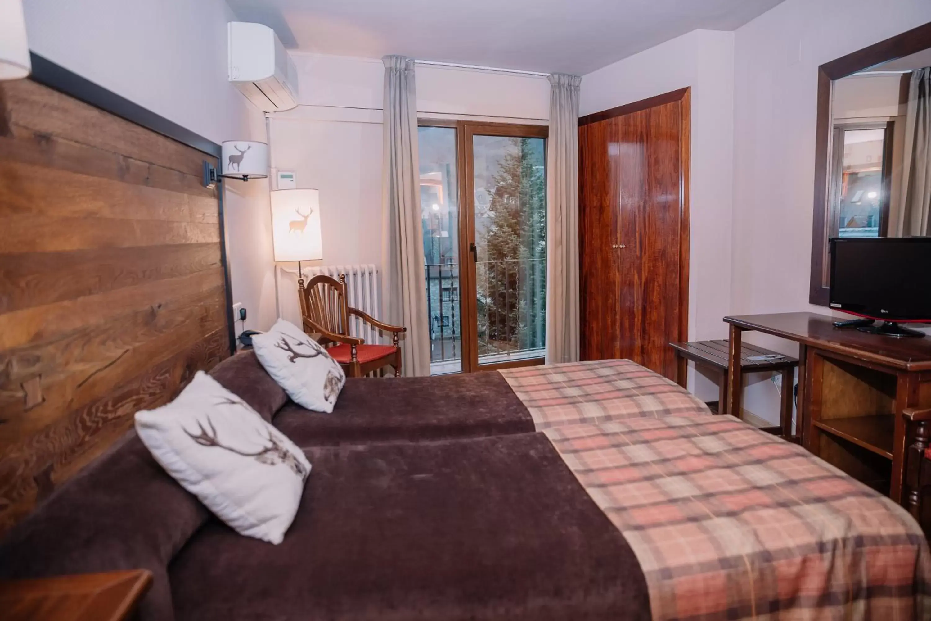 Double Room with Balcony and Air-Conditioning - single occupancy in Riu Nere Mountain Hotel Double Room with Balcony and Air-Conditioning - single occupancy in Riu Nere Mountain Hotel