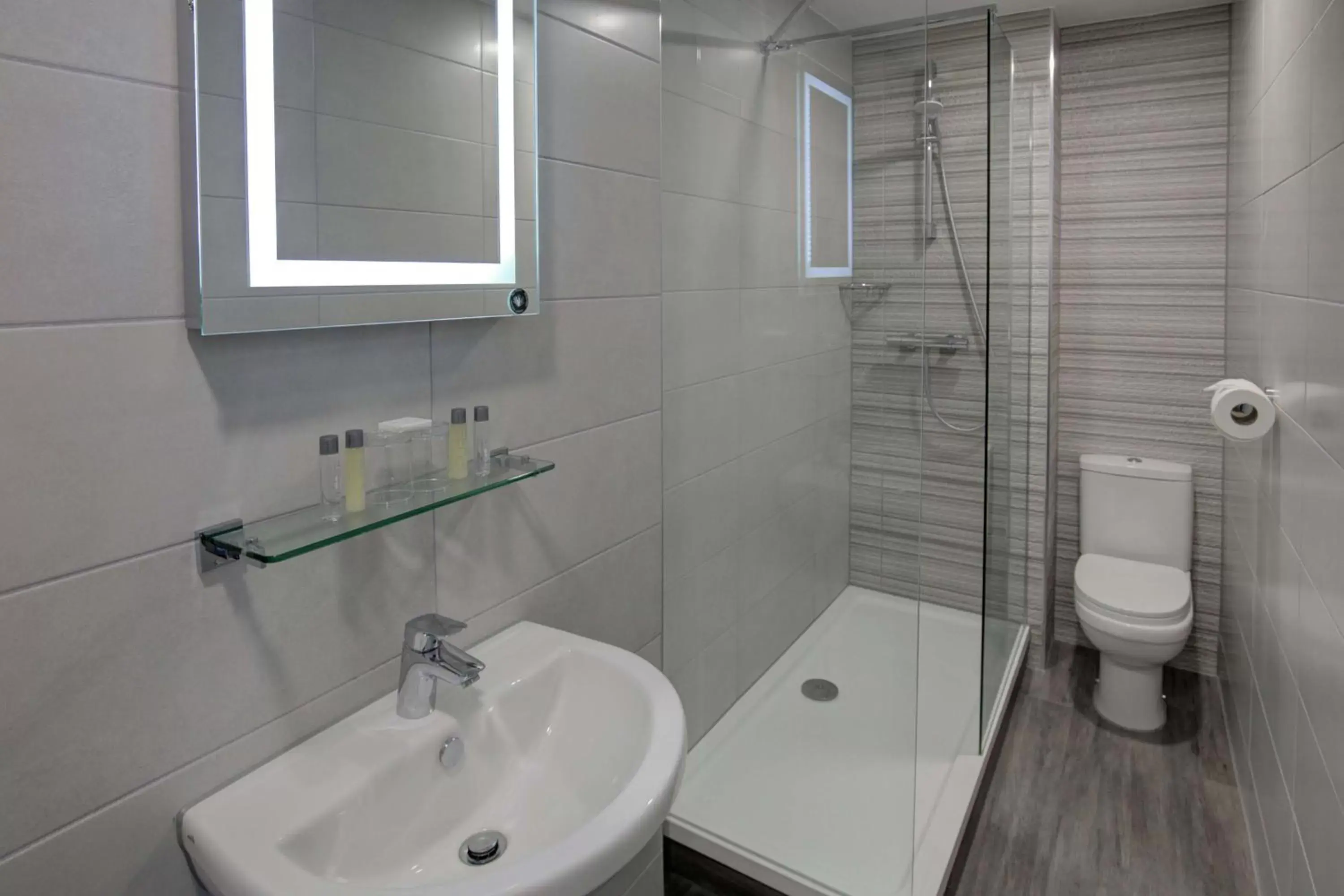 Family Room with One King Bed - Non-Smoking in The Jephson Hotel; BW Signature Collection Family Room with One King Bed - Non-Smoking in The Jephson Hotel; BW Signature Collection