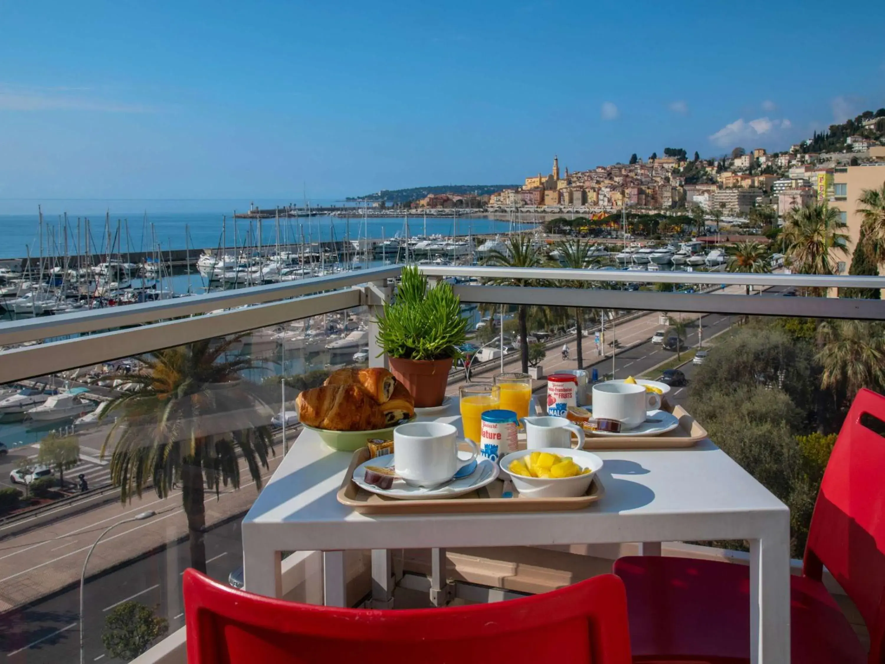 Triple Room with Sea View in ibis budget Menton Bord de Mer Triple Room with Sea View in ibis budget Menton Bord de Mer