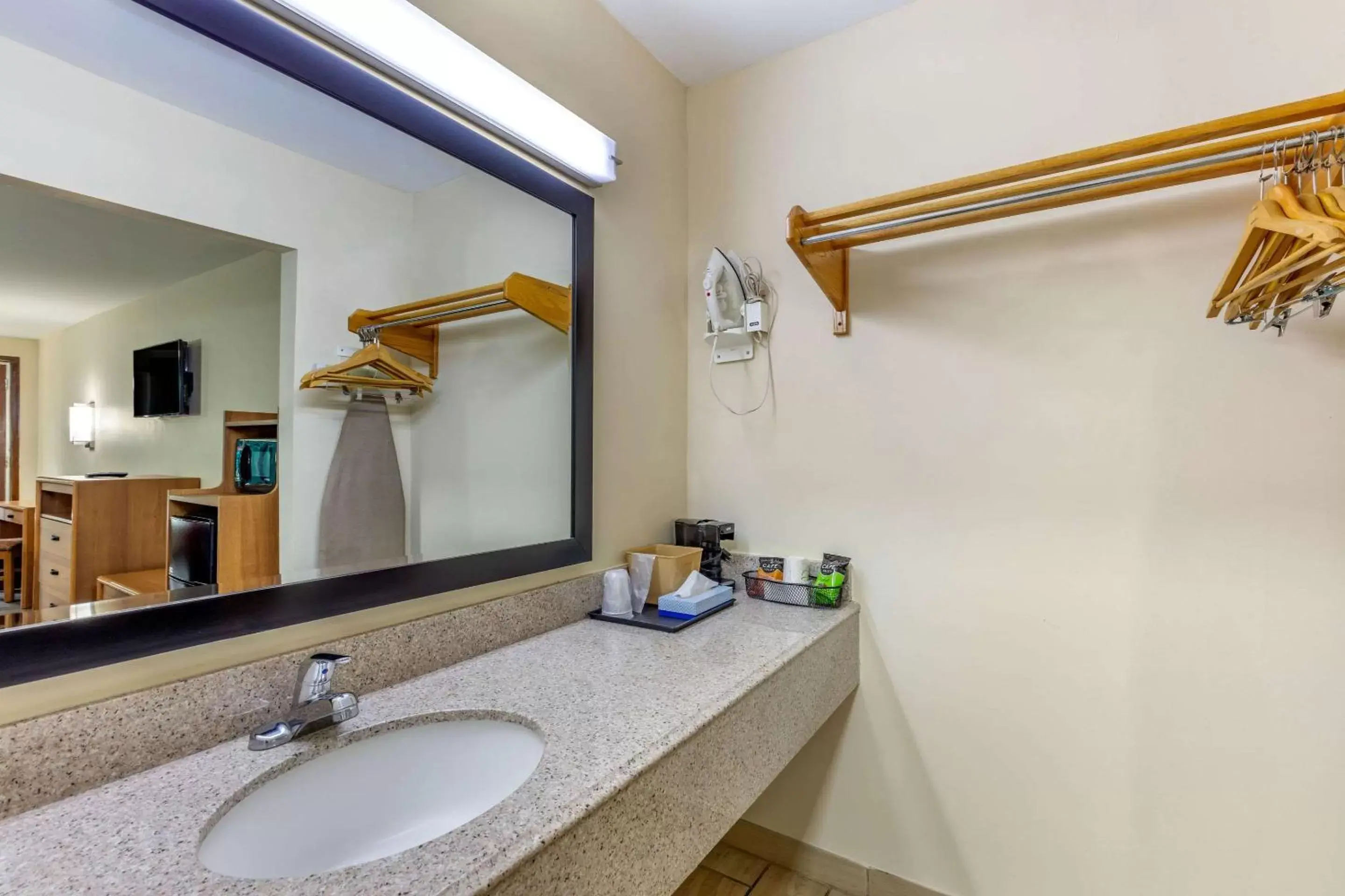 Queen Room with Two Queen Beds - Smoking in Econo Lodge Queen Room with Two Queen Beds - Smoking in Econo Lodge