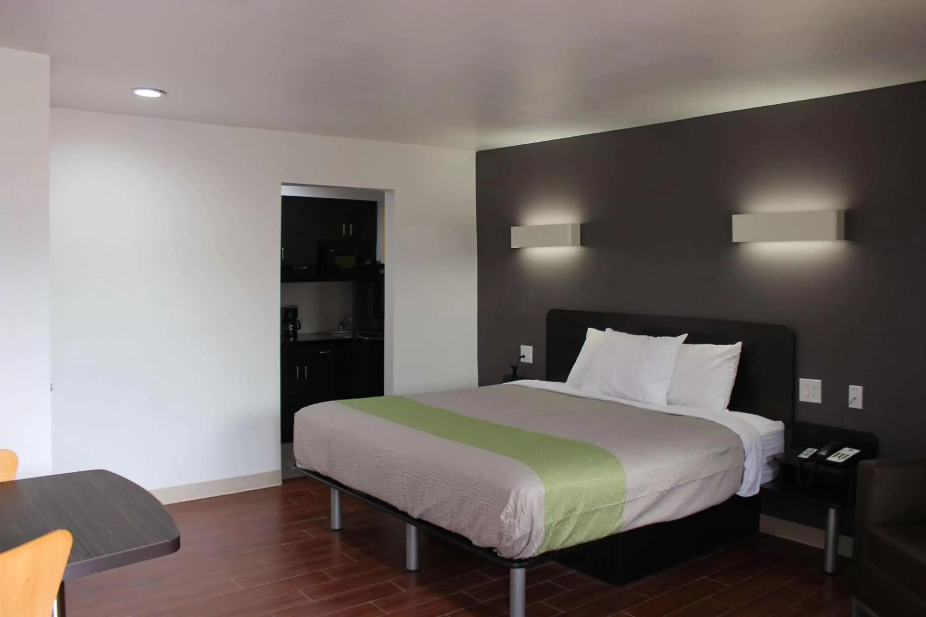 King Room with Roll-in Shower - Disability Access - Non-Smoking in Studio 6-Houston, TX - East King Room with Roll-in Shower - Disability Access - Non-Smoking in Studio 6-Houston, TX - East