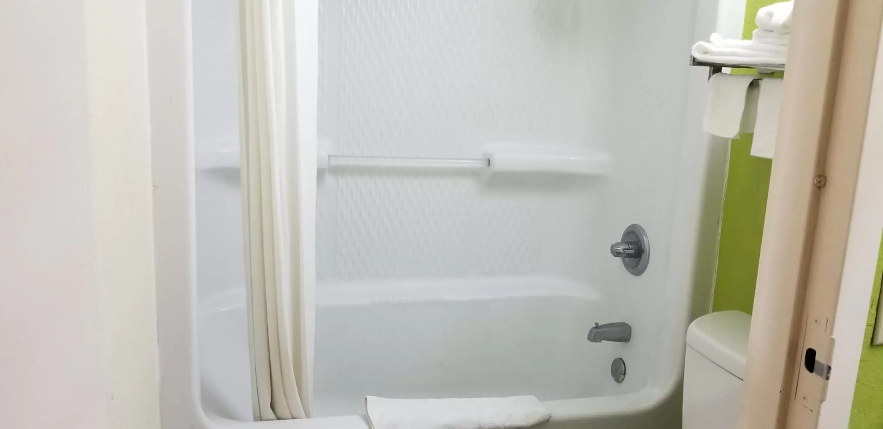 King Room - Non-Smoking in Super 8 by Wyndham Ruther Glen Kings Dominion Area King Room - Non-Smoking in Super 8 by Wyndham Ruther Glen Kings Dominion Area