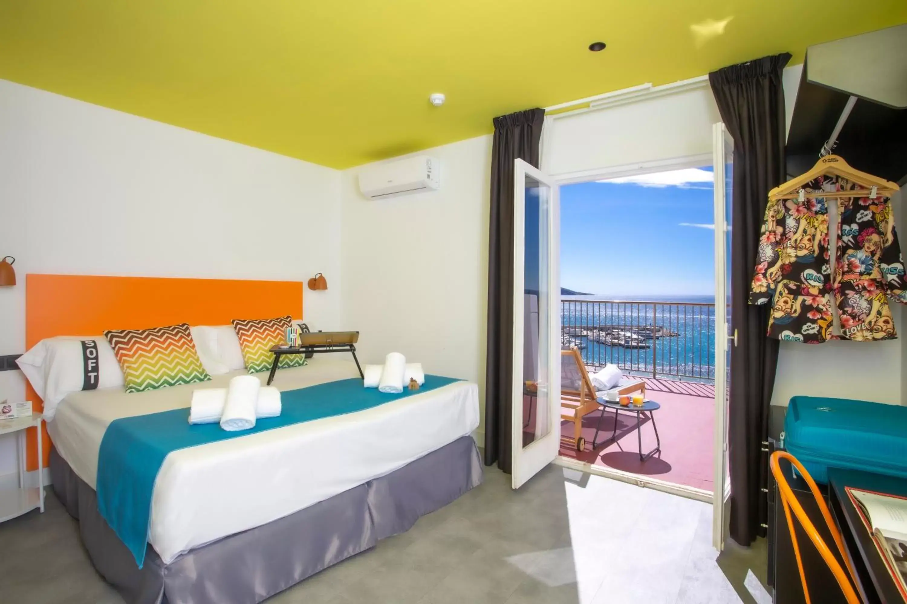 Double Room with Sea View and Terrace in Casual Pop Art Benidorm Double Room with Sea View and Terrace in Casual Pop Art Benidorm