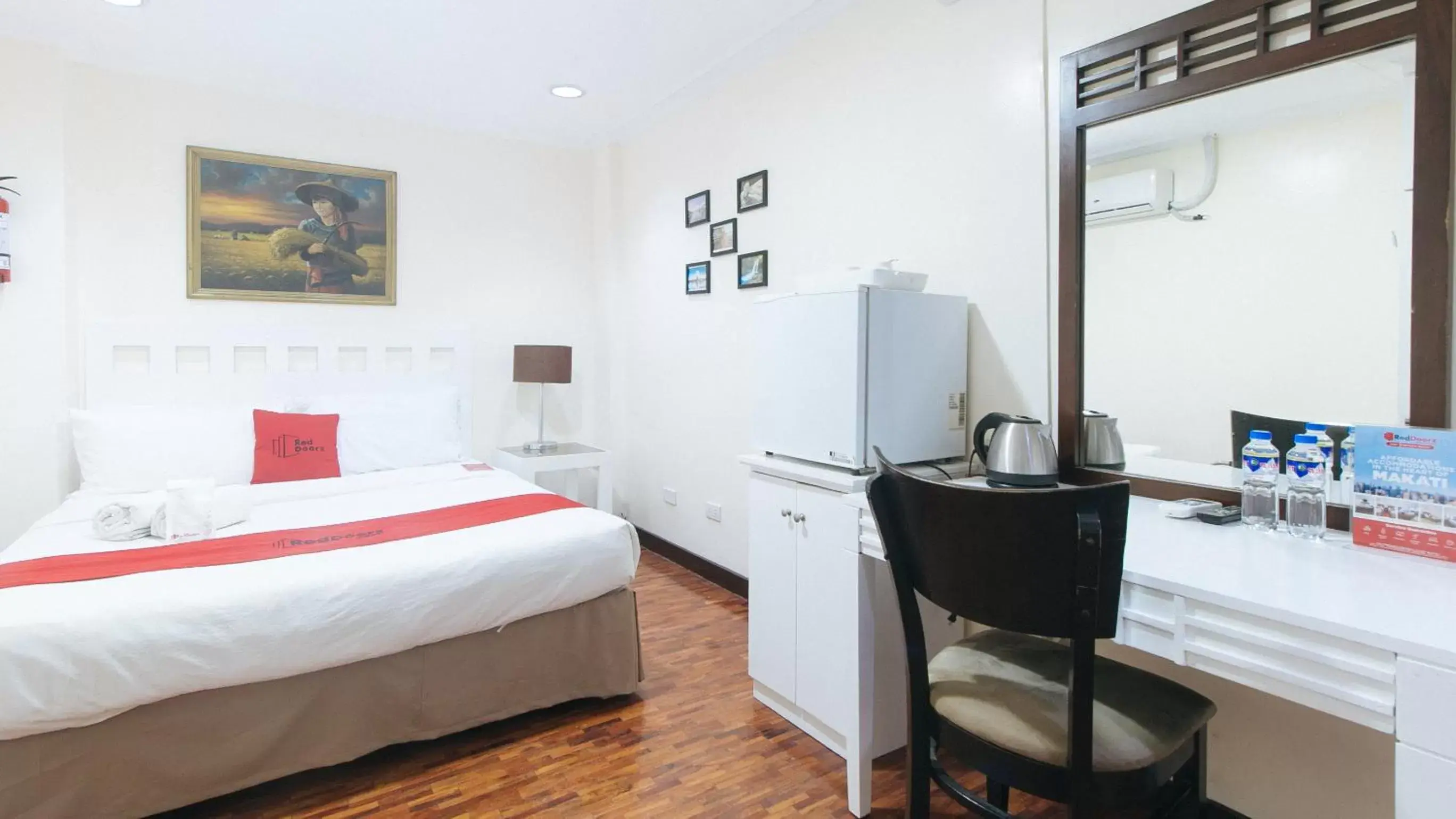 Double Room in RedDoorz Premium near Greenbelt Makati - Vaccinated Staff Double Room in RedDoorz Premium near Greenbelt Makati - Vaccinated Staff