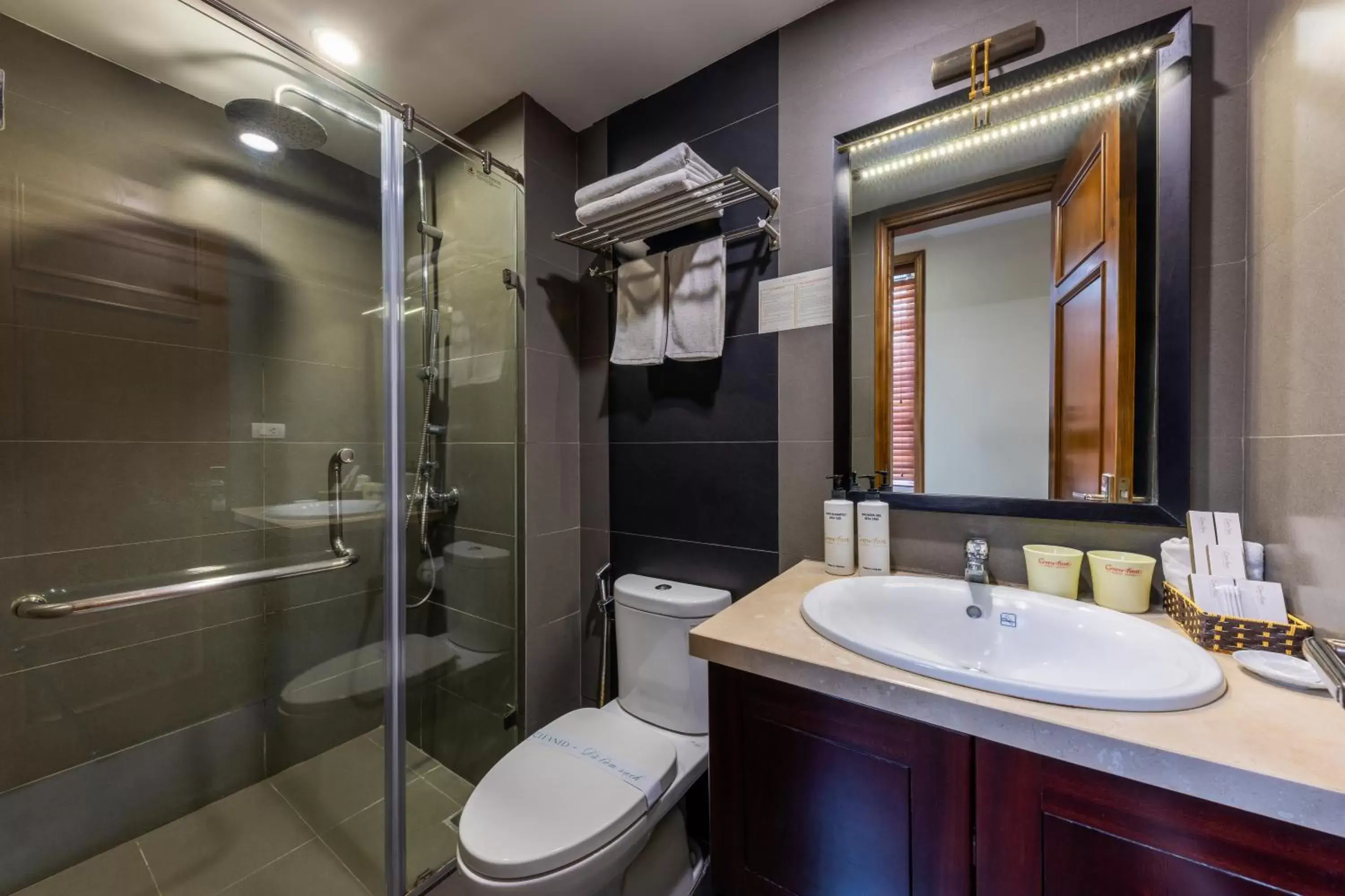 Deluxe Triple Room in Centre Point Hanoi Hotel Deluxe Triple Room in Centre Point Hanoi Hotel