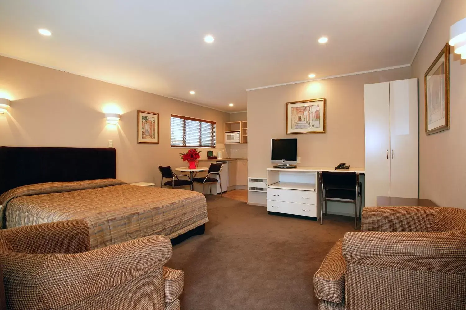 Studio with Spa Bath in Cornwall Park Motor Inn Studio with Spa Bath in Cornwall Park Motor Inn