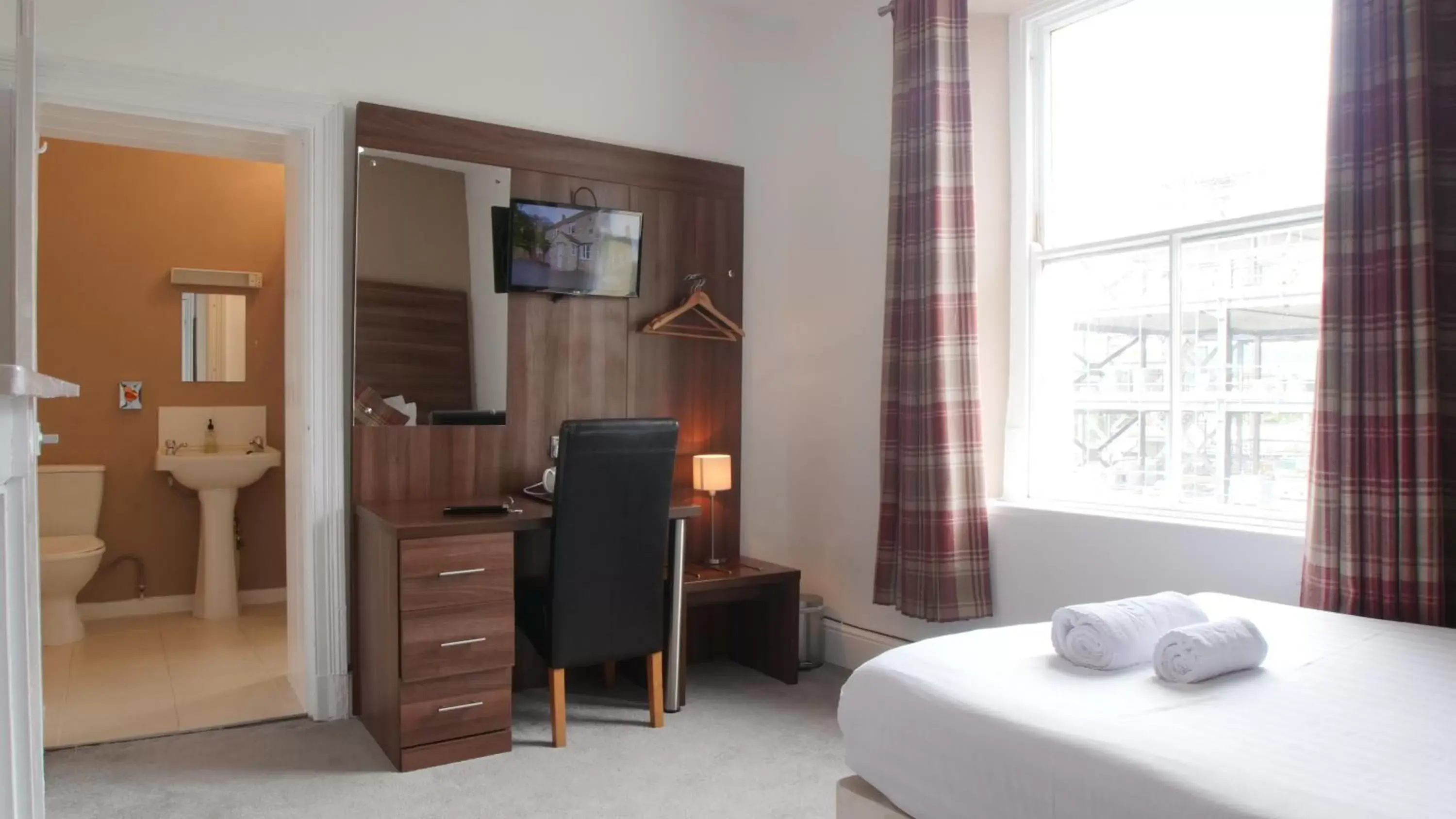 Single Room in The Broadway Hotel Single Room in The Broadway Hotel