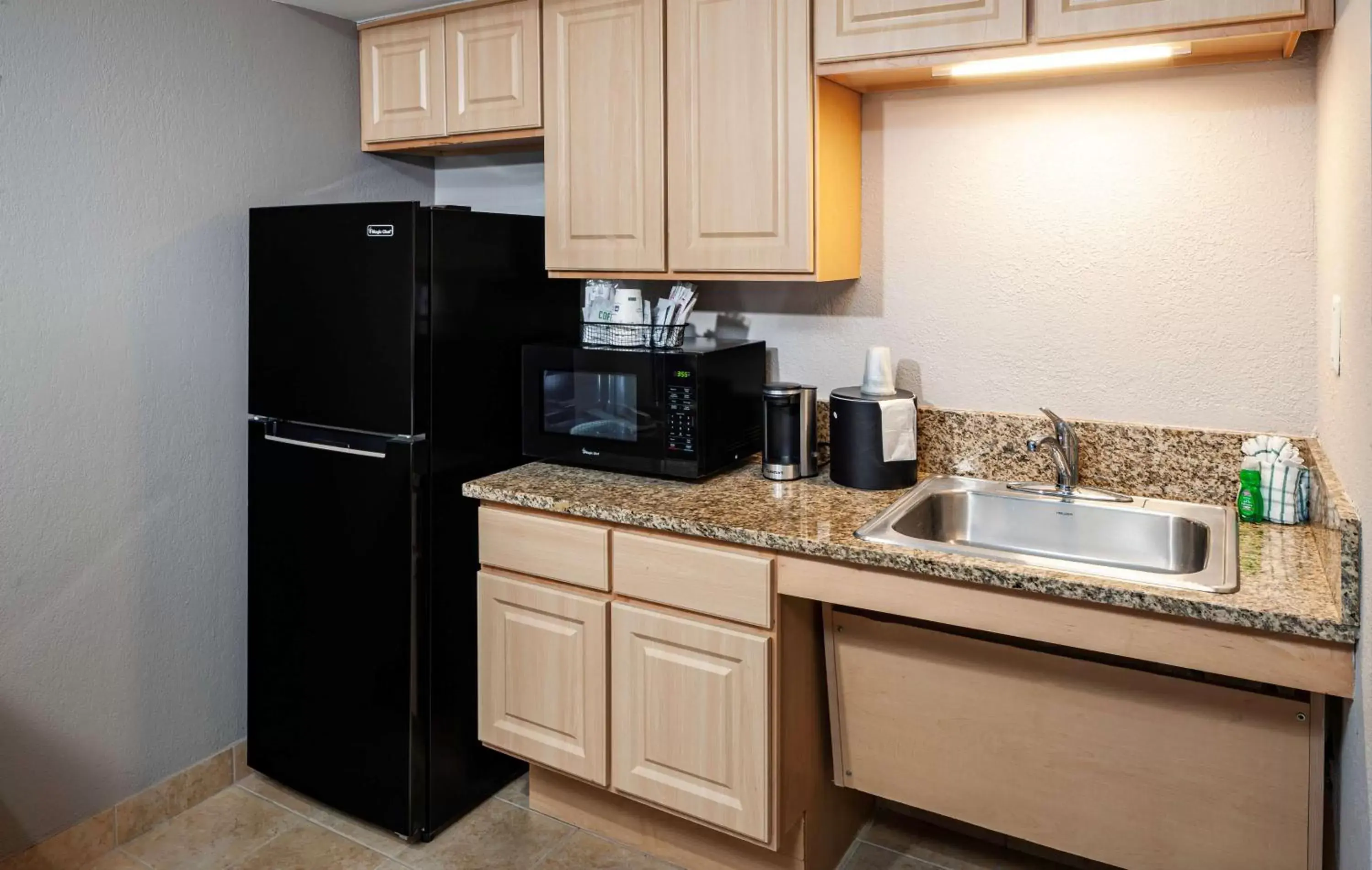 King Room with Roll-in Shower and View - Mobility Accessible in Best Western New Smyrna Beach Hotel & Suites King Room with Roll-in Shower and View - Mobility Accessible in Best Western New Smyrna Beach Hotel & Suites