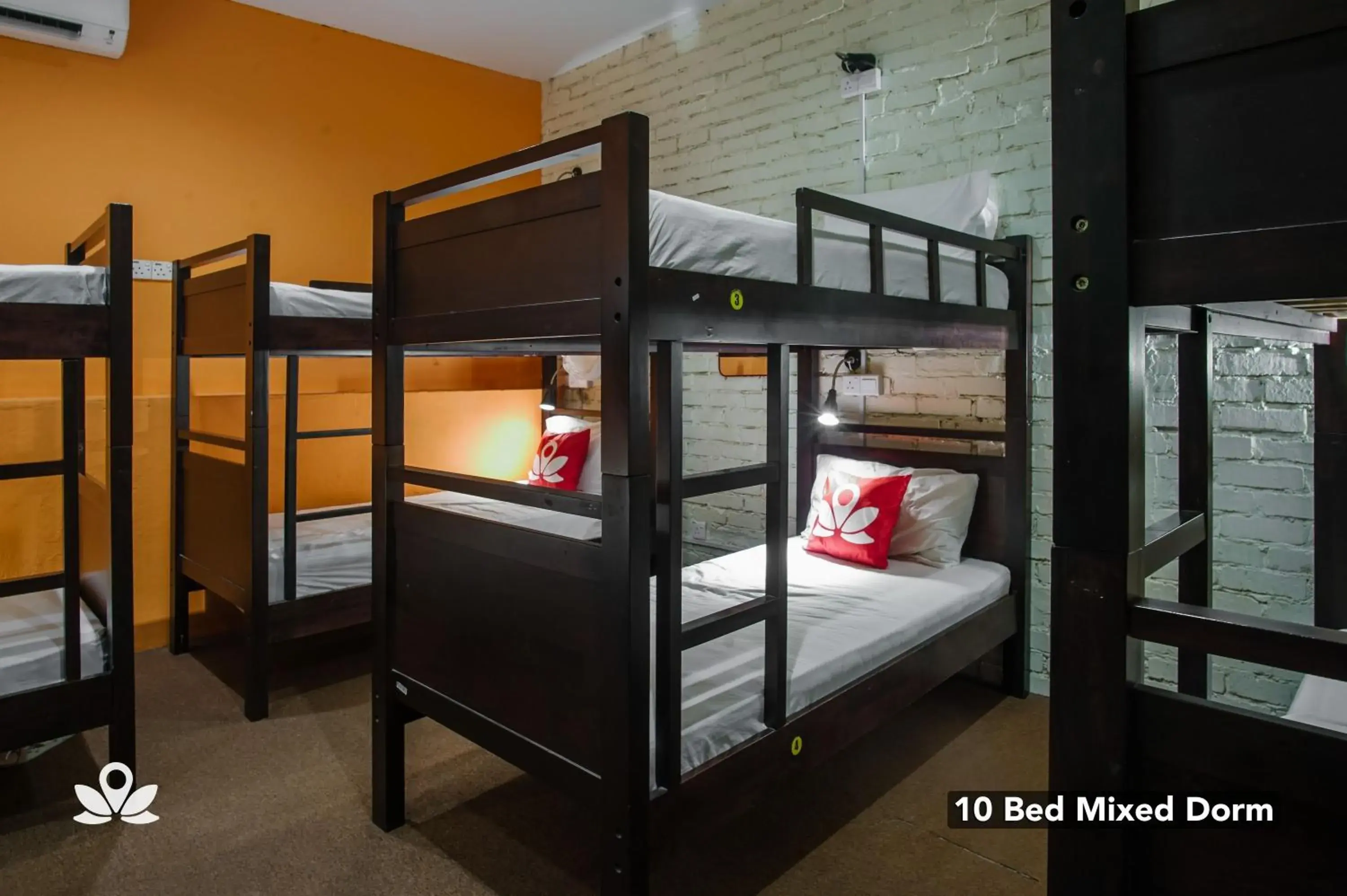 Single Bed in 10-Bed Dormitory Room in The Explorers Guesthouse and Hostel Single Bed in 10-Bed Dormitory Room in The Explorers Guesthouse and Hostel