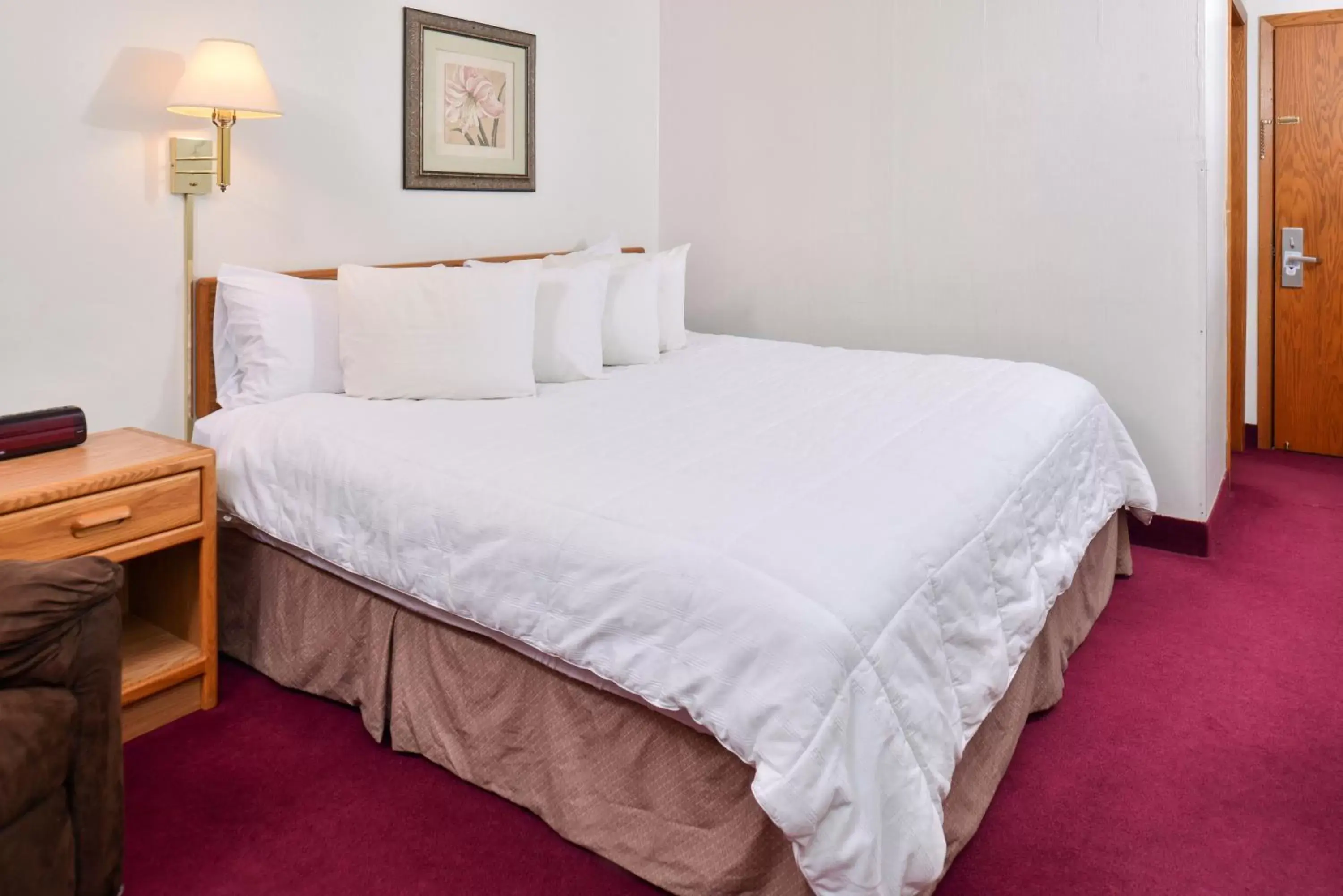 One King Bed Non-Smoking in Americas Best Value Inn Sauk Centre One King Bed Non-Smoking in Americas Best Value Inn Sauk Centre