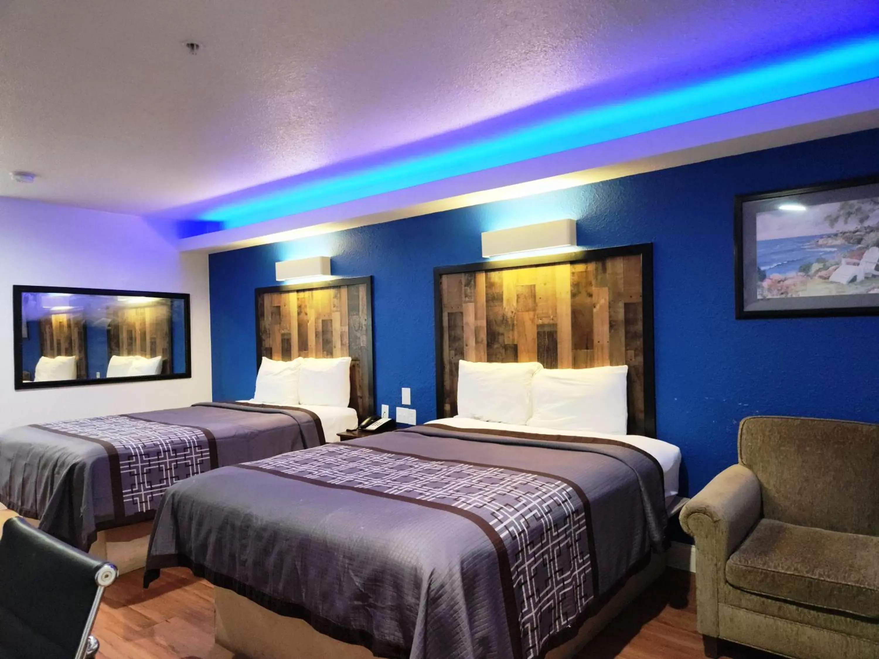 Deluxe Queen Room with Two Queen Beds - Smoking in Express Inn Tomball Deluxe Queen Room with Two Queen Beds - Smoking in Express Inn Tomball