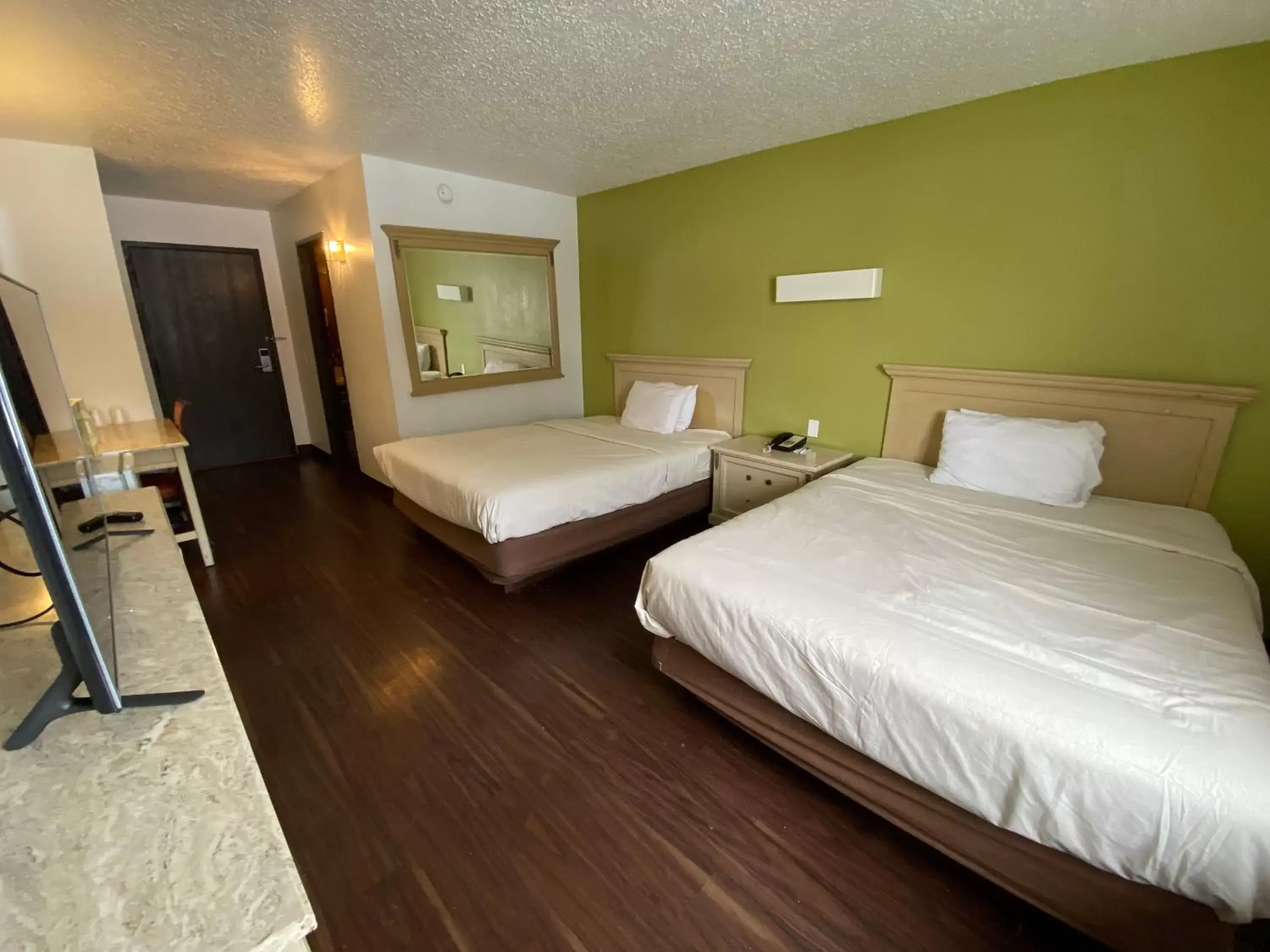 Standard Queen Room in Skylight Inn Willoughby - Cleveland Mentor Standard Queen Room in Skylight Inn Willoughby - Cleveland Mentor