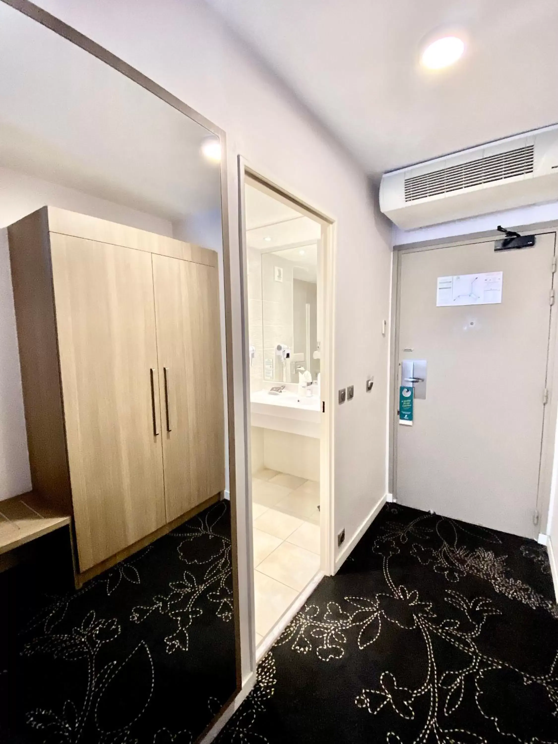 Standard Double or Twin Room in Holiday Inn Calais Coquelles, an IHG Hotel Standard Double or Twin Room in Holiday Inn Calais Coquelles, an IHG Hotel